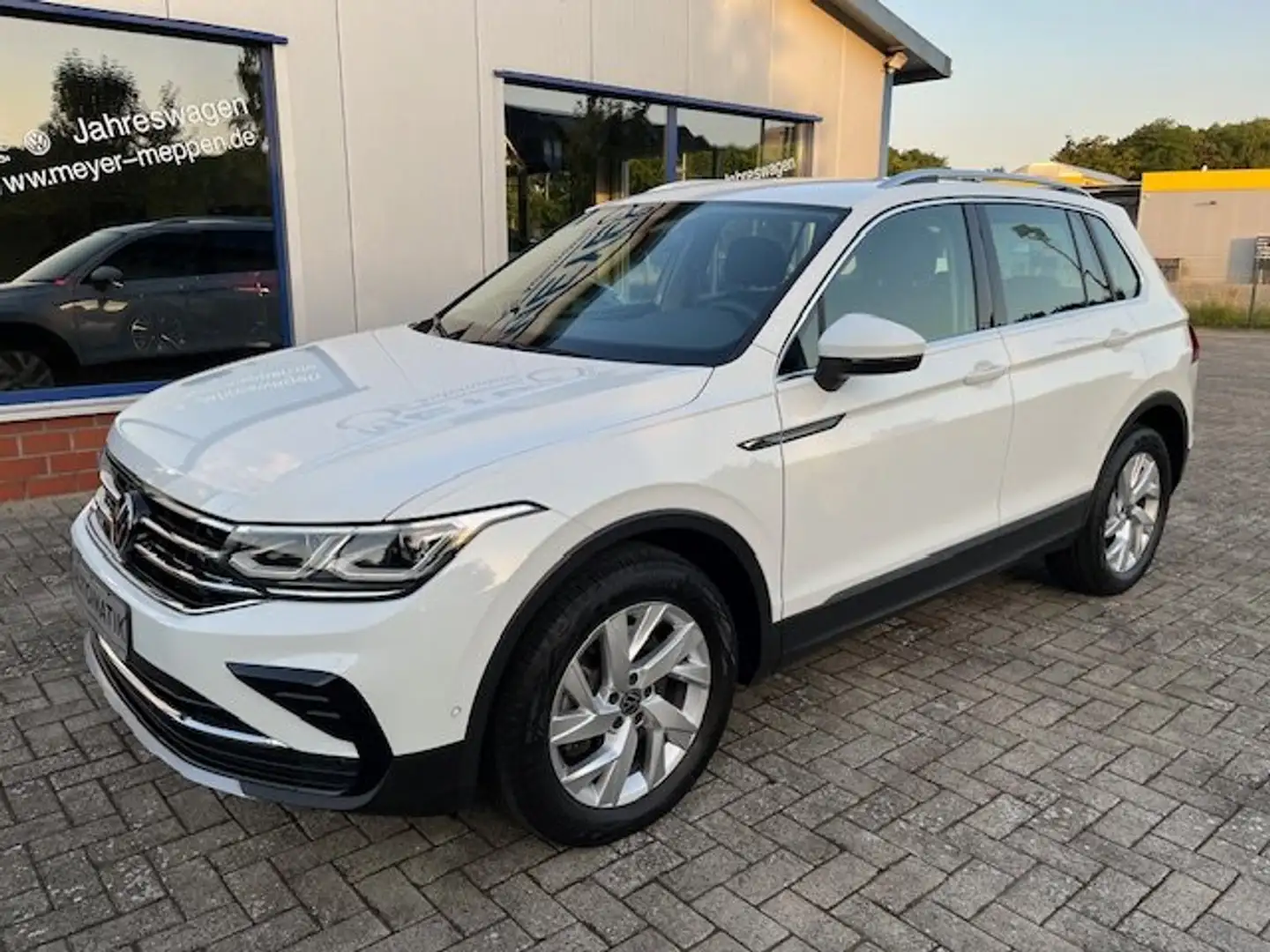 Volkswagen Tiguan 2.0 TSI DSG 4Motion Elegance IQ Light ACC Kamera Weiß - 1