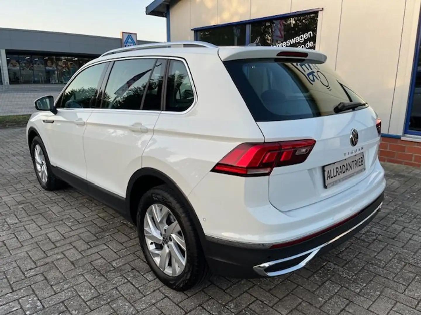 Volkswagen Tiguan 2.0 TSI DSG 4Motion Elegance IQ Light ACC Kamera Weiß - 2