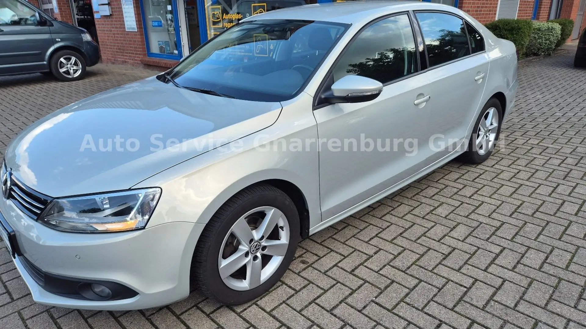 Volkswagen Jetta VI Comfortline, NAVI, Allwetterreifen Srebrny - 1