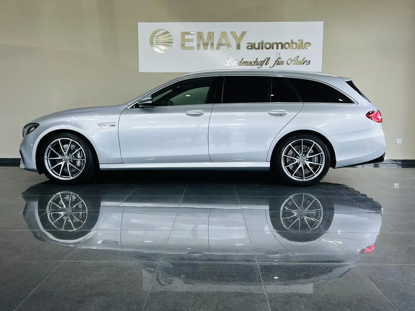 Mercedes-Benz E 63 AMG 4Matic+ //P.Dach/Leder/ Stříbrná - 1