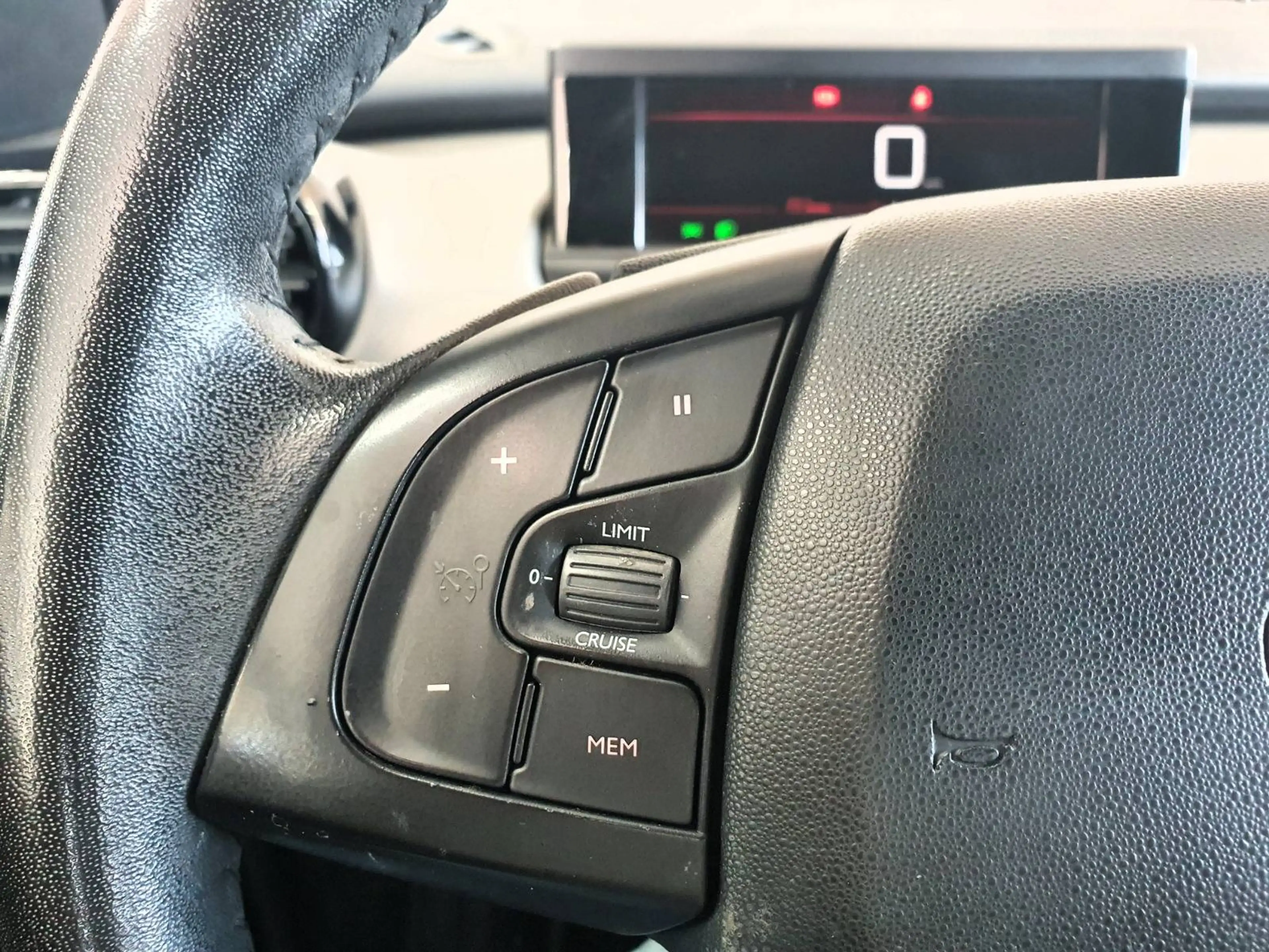 Citroen C4 Cactus 🟢1.2 ESSENCE 110CV - FULL CARNET - CAMERA - CAR PLAY — photo 12