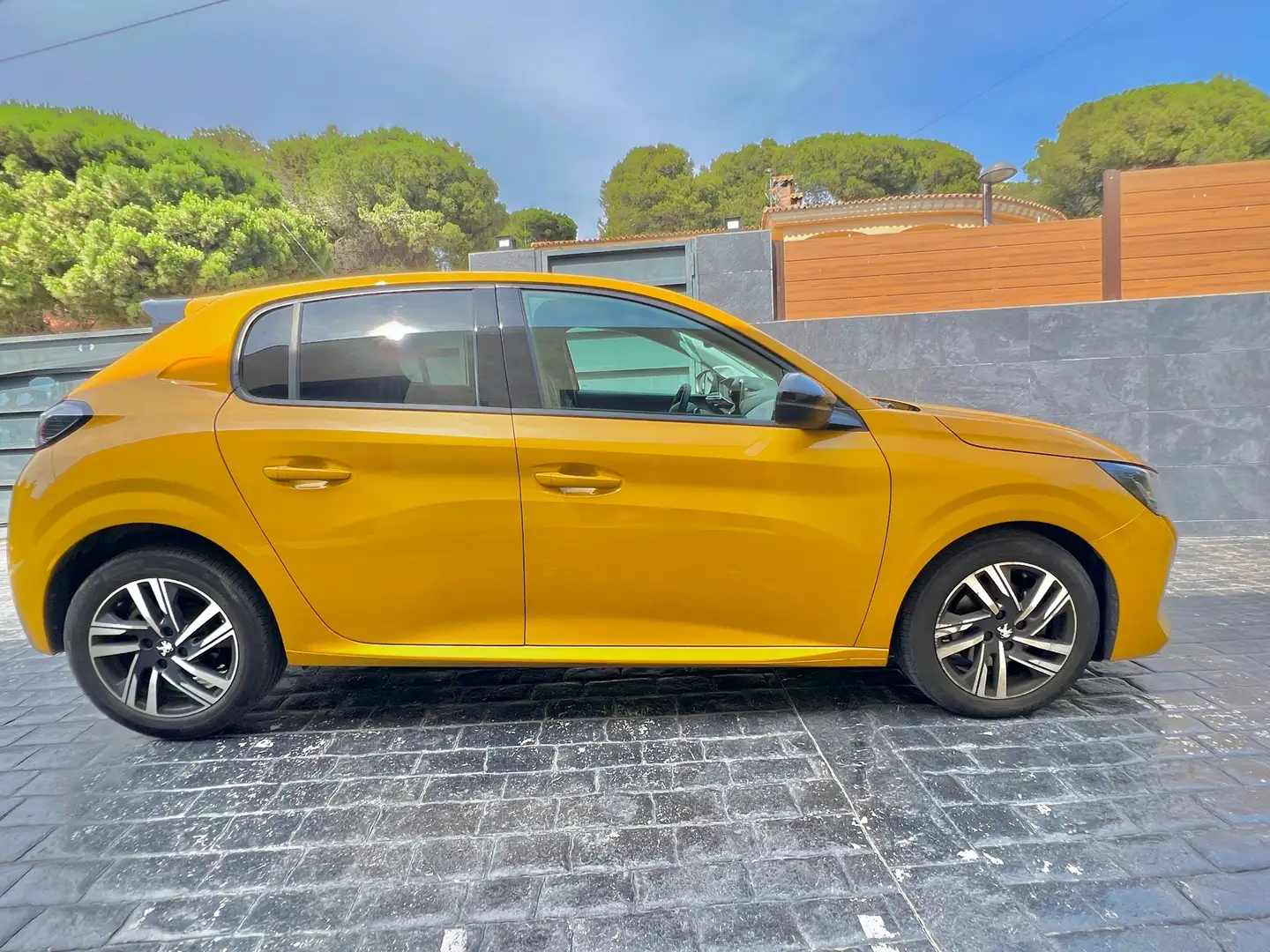 Peugeot 208 1.2 Puretech S&S Allure Pack EAT8 100 Arany - 1