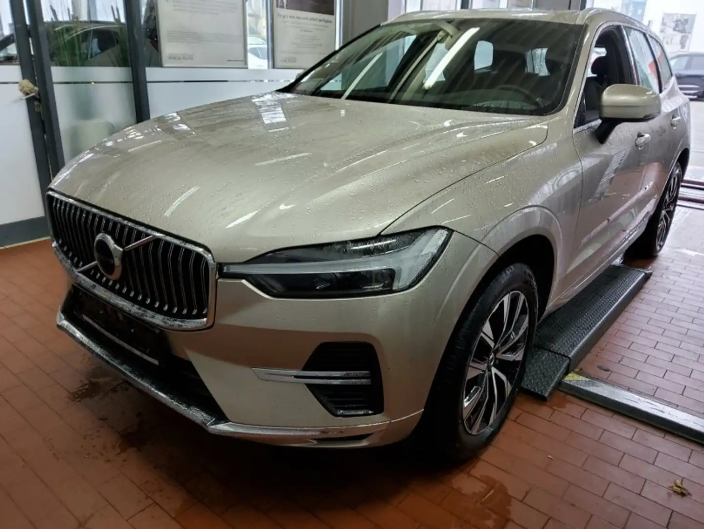 Volvo XC60 B4 AWD Plus Bright+AHK+PANO+LEDER+STAND Gold - 2