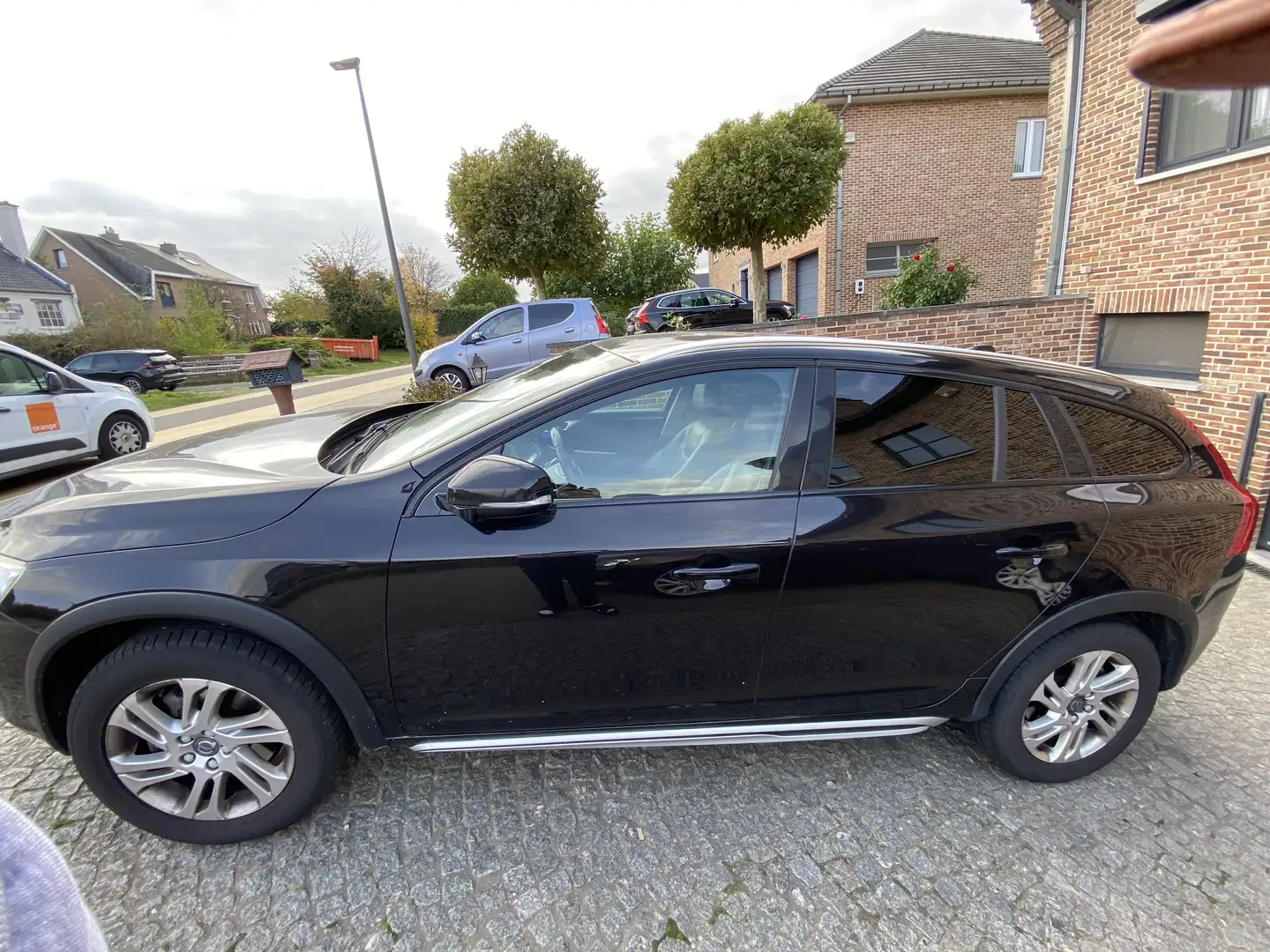 Volvo V60 Cross Country V60 Cross Country 2.0 D3 Plus Zwart - 2