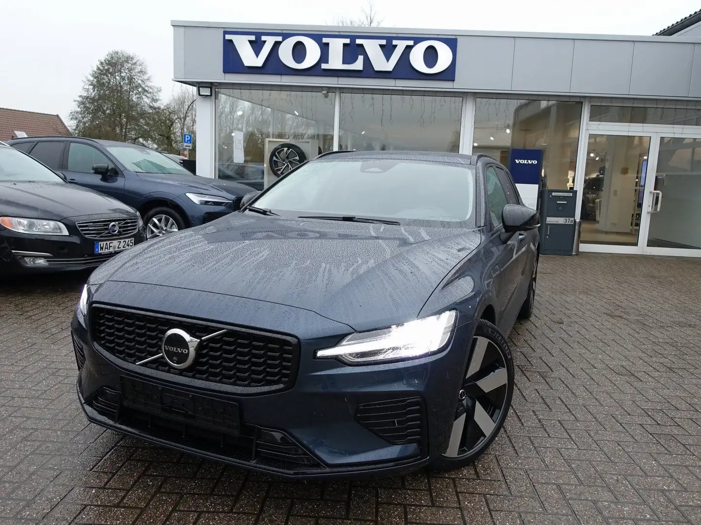Volvo V60 Plus T6 AWD Plug-in Hybrid/H&K/360°/BLS/Pano Blau - 1