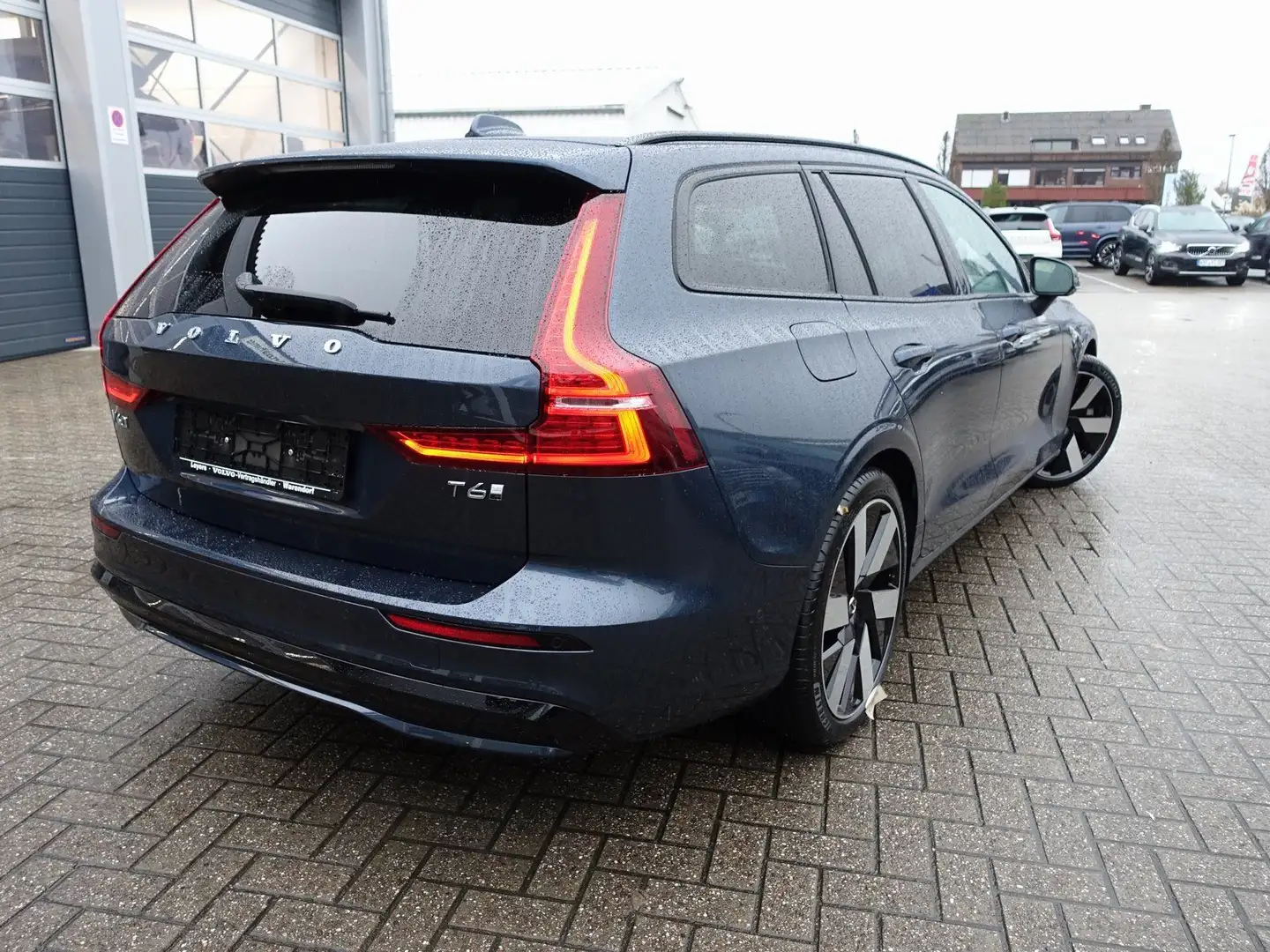 Volvo V60 Plus T6 AWD Plug-in Hybrid/H&K/360°/BLS/Pano Blau - 2