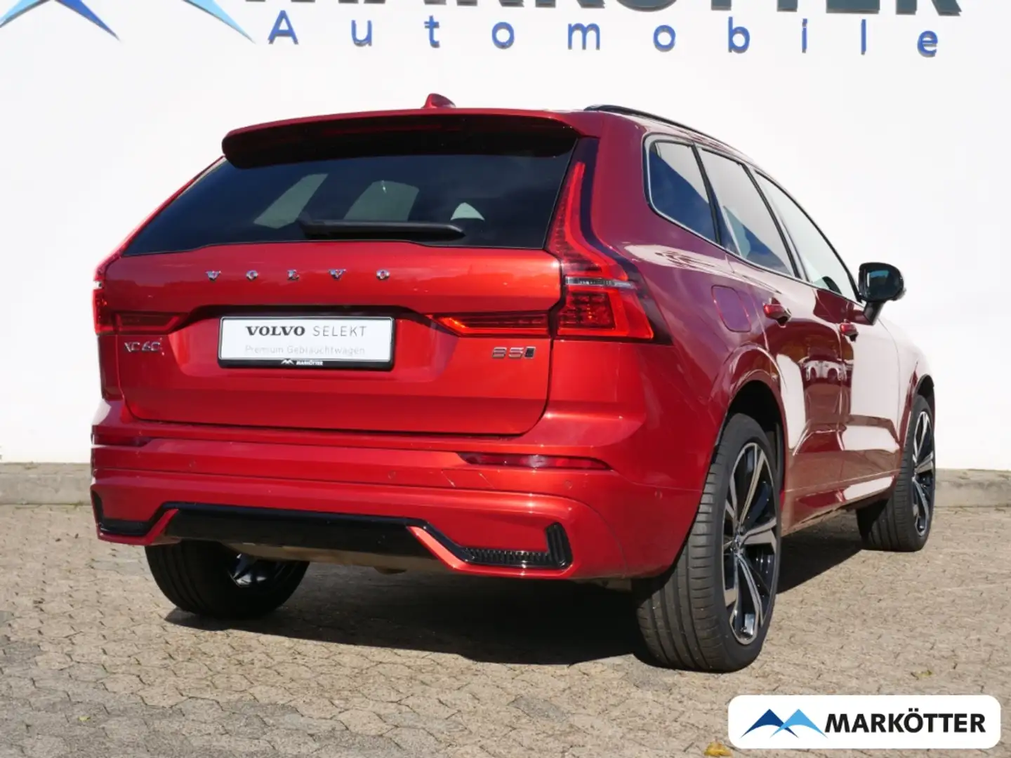 Volvo XC60 B5 AWD Plus Dark AHK/PANO/BLIS/360CAM/ Rot - 2