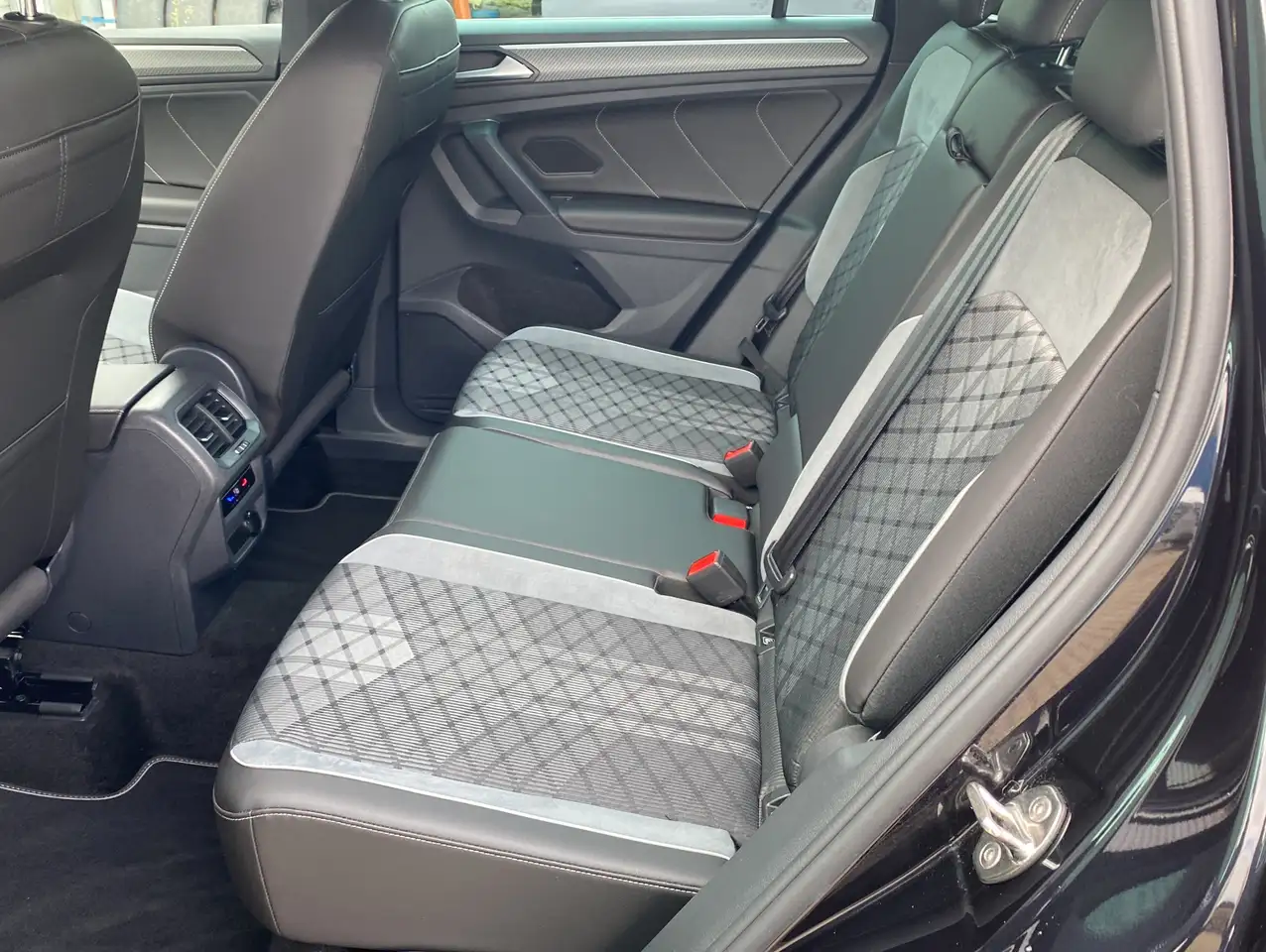 Volkswagen Tiguan 1.5 TSI DSG R-Line*NaviPro*Harman Kardon 12