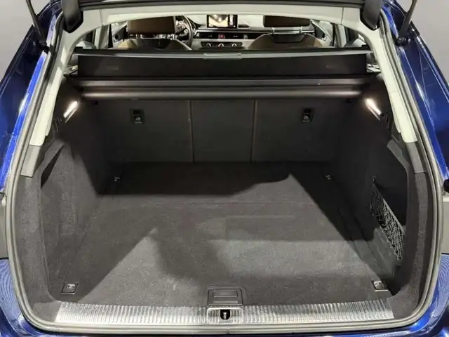 Audi A4 Avant view 8