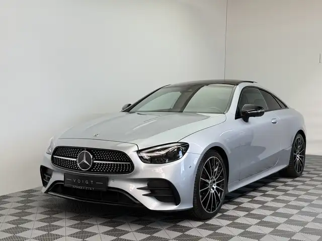 Mercedes-Benz 220 view 2