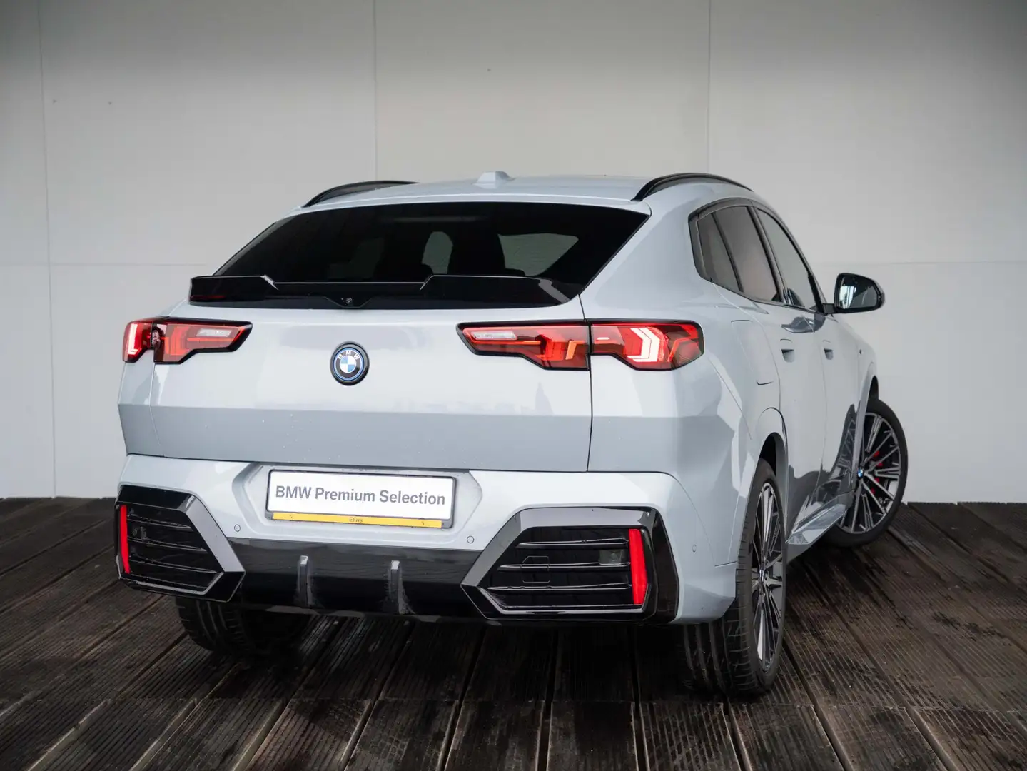 BMW iX2 eDrive20 M Sportpakket Pro | Stuurwielrand verwarm Grijs - 2