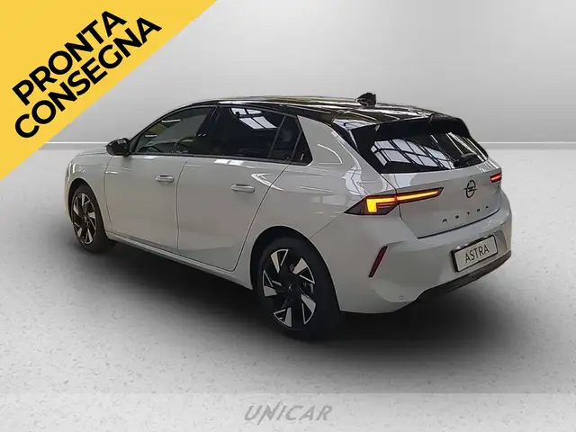 Opel Astra view 4