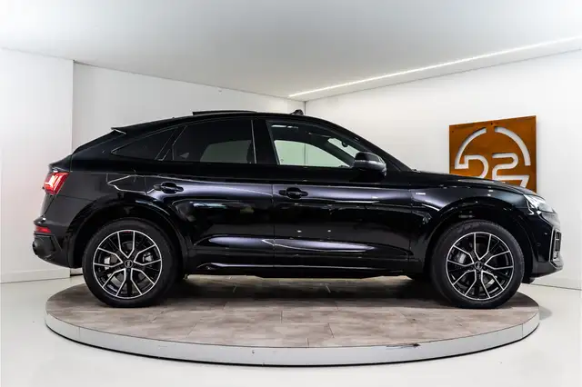 Audi Q5 view 11