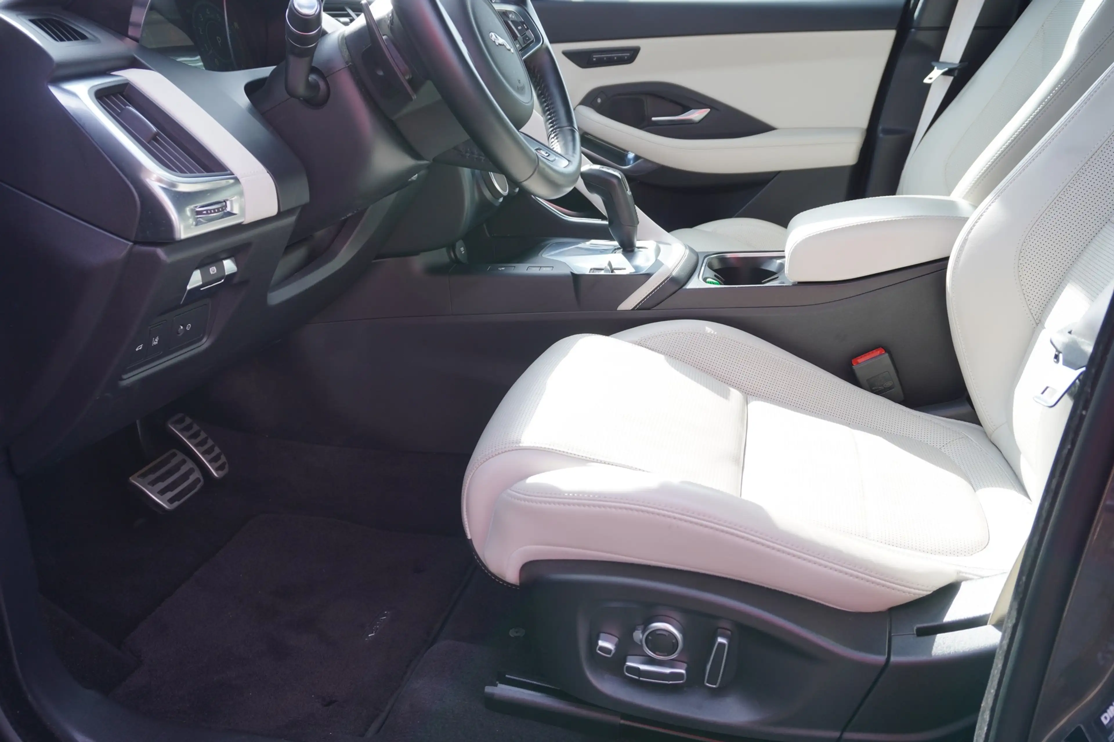Jaguar E-Pace E-PACE P300 R-Dynamic AWD ACC Panorama 360° LED — photo 10
