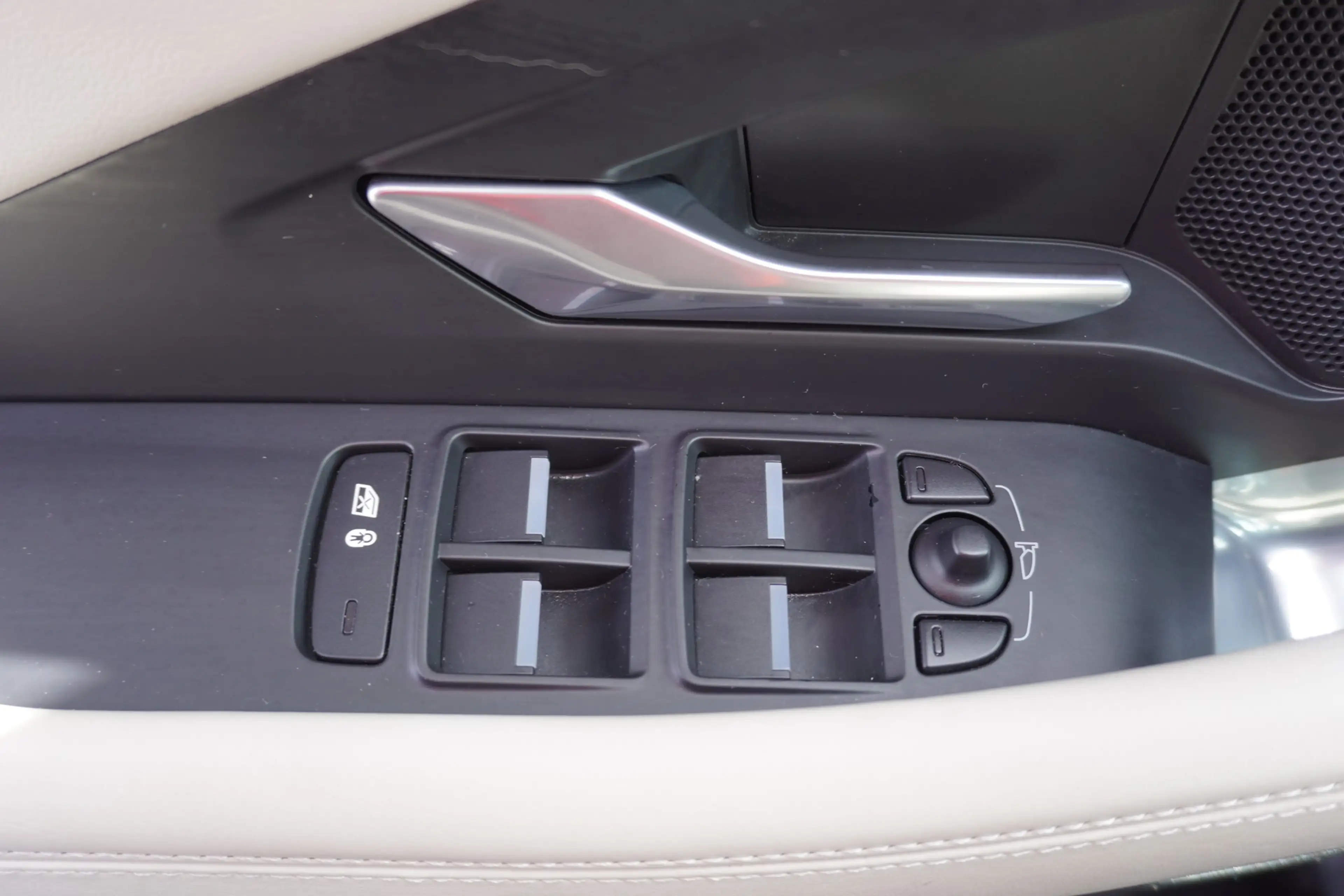 Jaguar E-Pace E-PACE P300 R-Dynamic AWD ACC Panorama 360° LED — photo 8