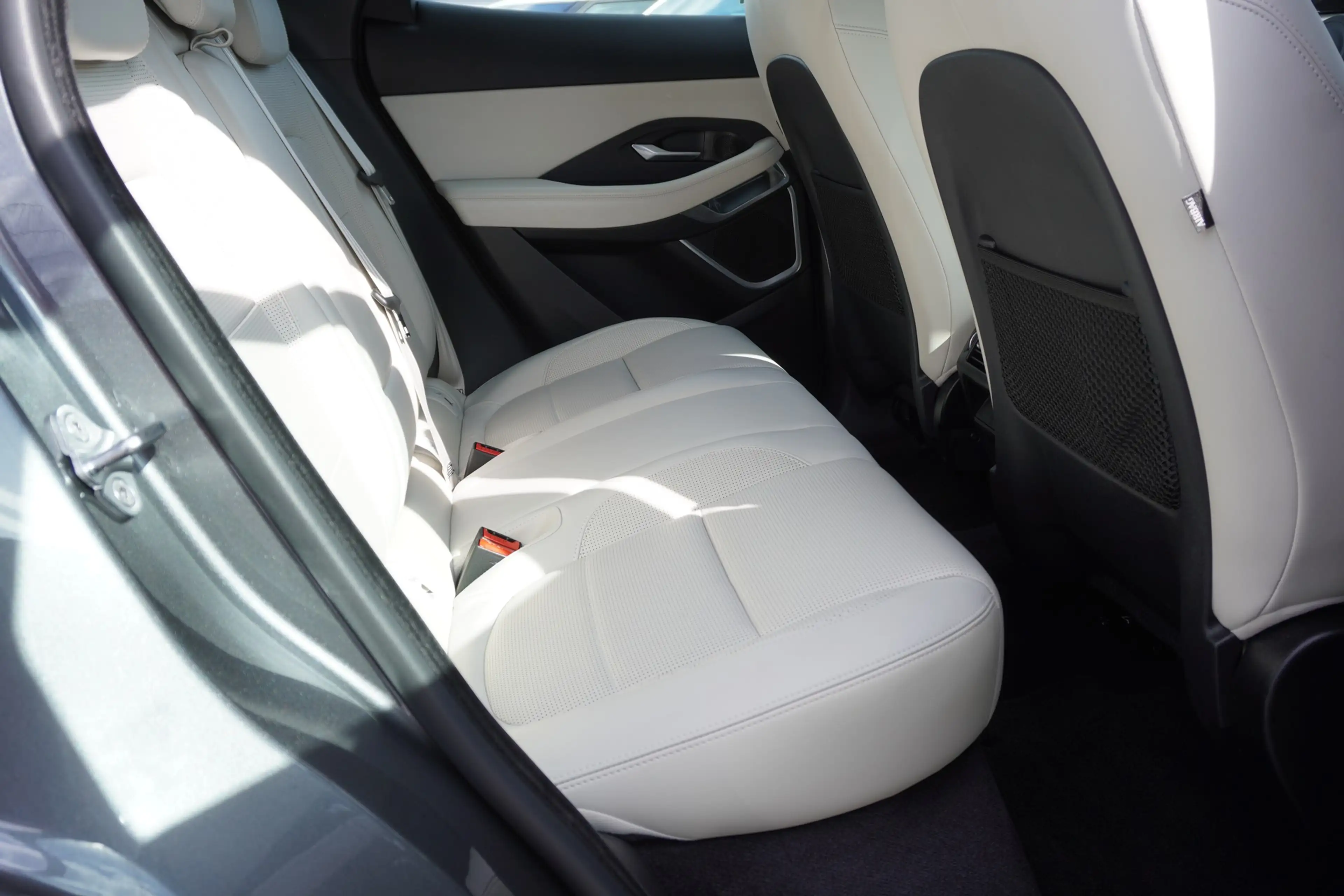 Jaguar E-Pace E-PACE P300 R-Dynamic AWD ACC Panorama 360° LED — photo 12