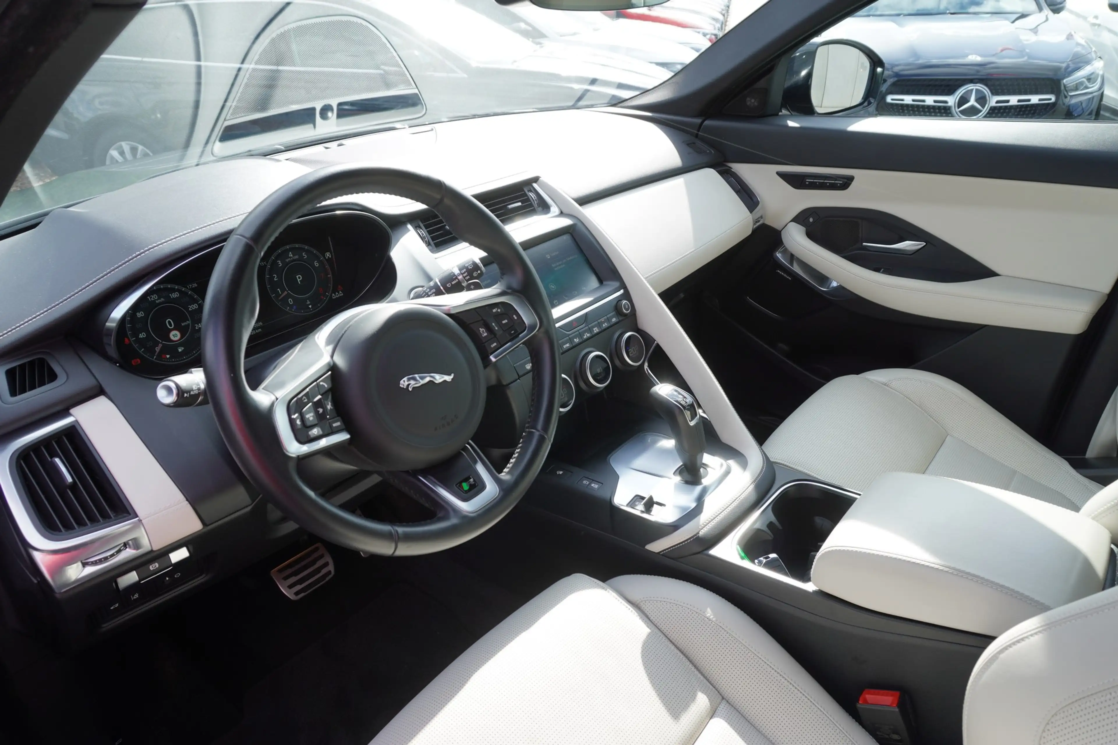 Jaguar E-Pace E-PACE P300 R-Dynamic AWD ACC Panorama 360° LED — photo 14