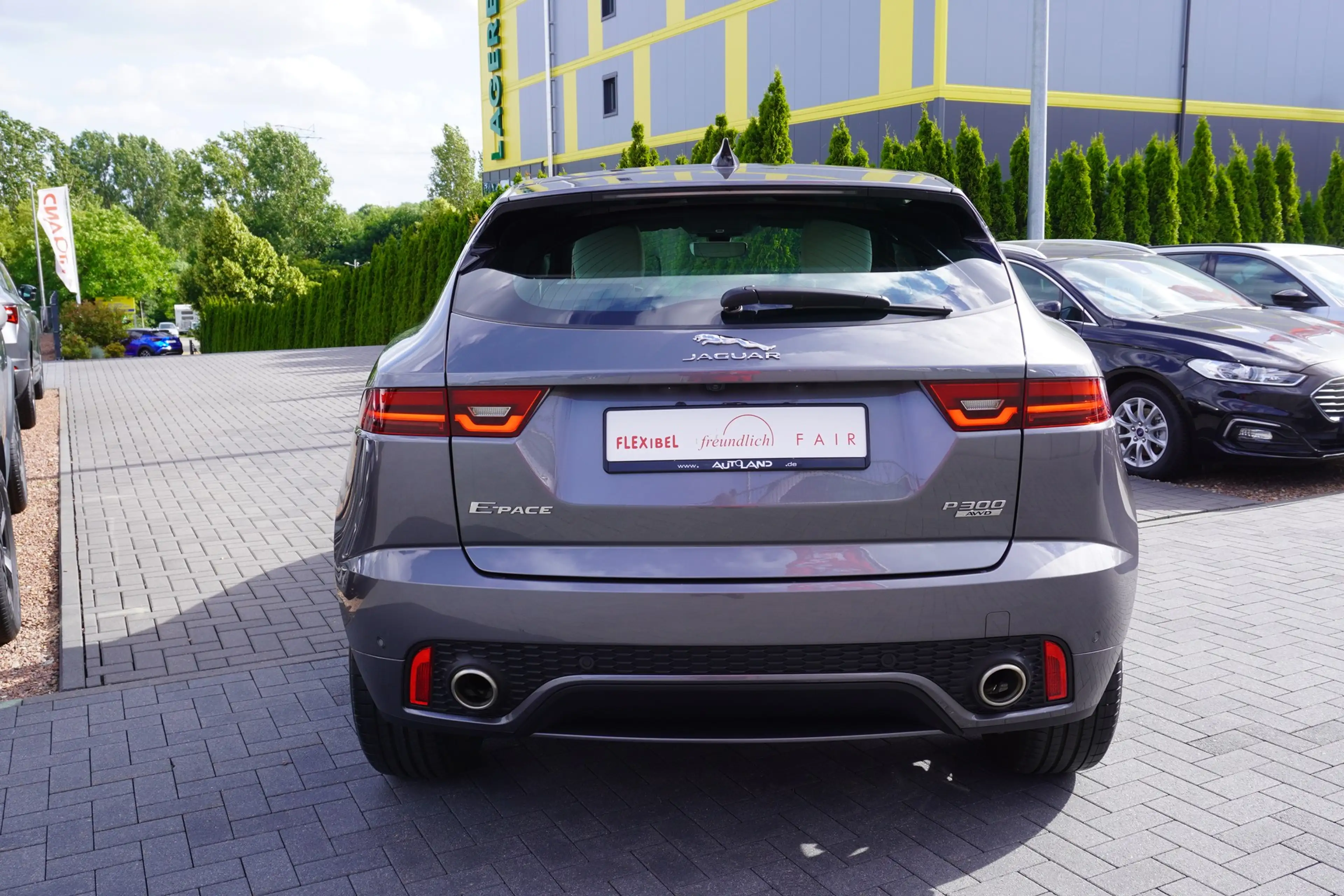 Jaguar E-Pace E-PACE P300 R-Dynamic AWD ACC Panorama 360° LED — photo 4