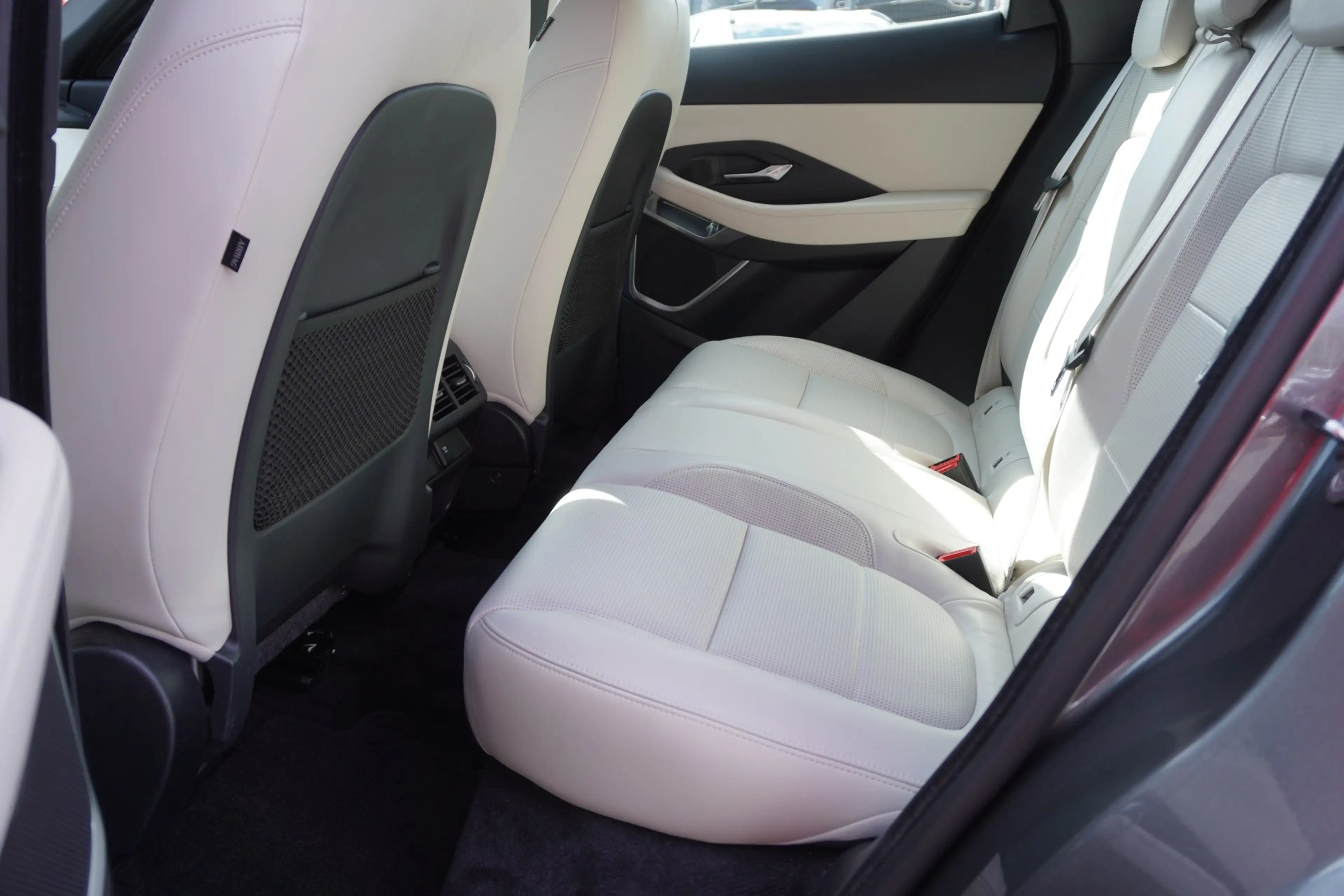 Jaguar E-Pace E-PACE P300 R-Dynamic AWD ACC Panorama 360° LED — photo 11