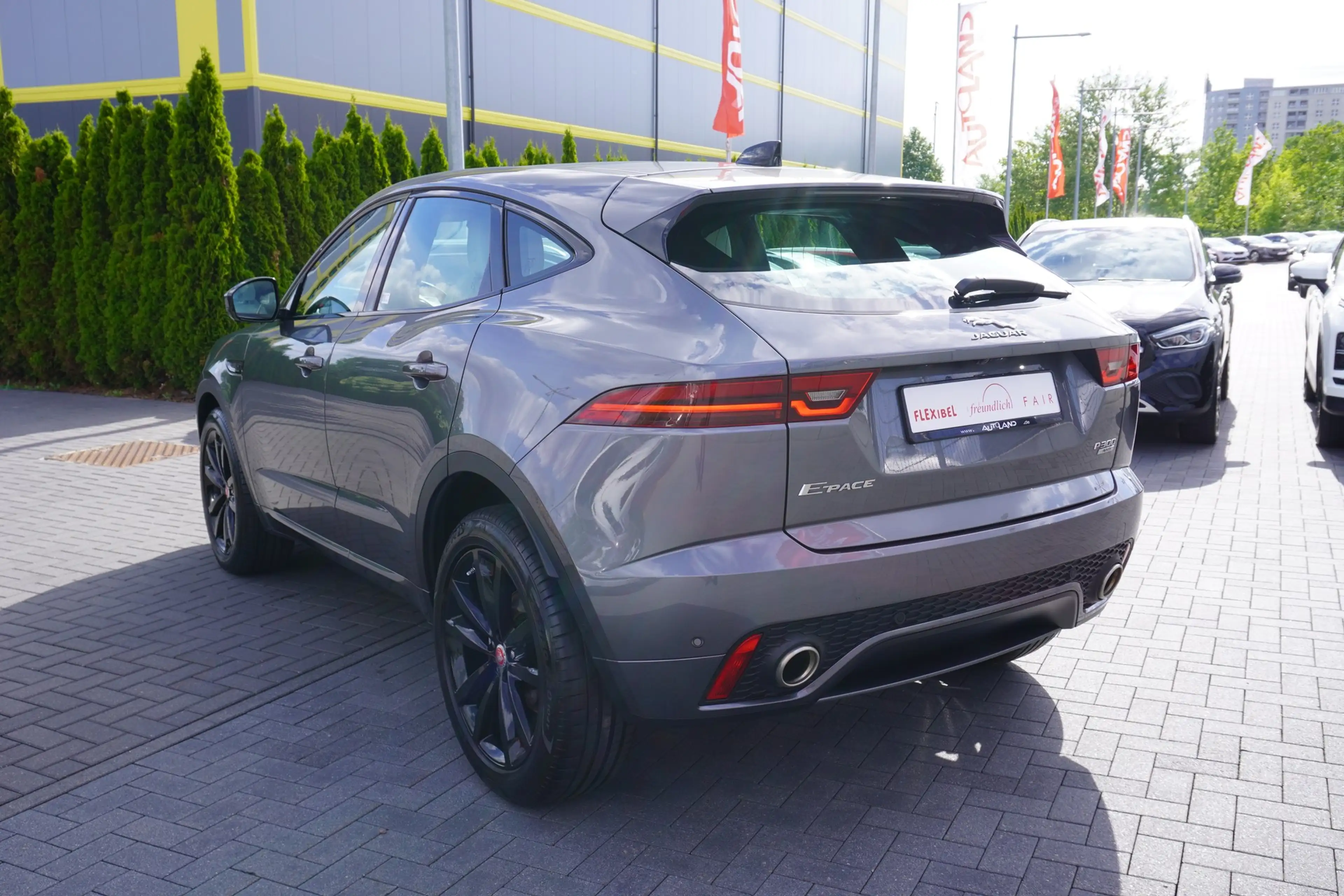 Jaguar E-Pace E-PACE P300 R-Dynamic AWD ACC Panorama 360° LED — photo 3