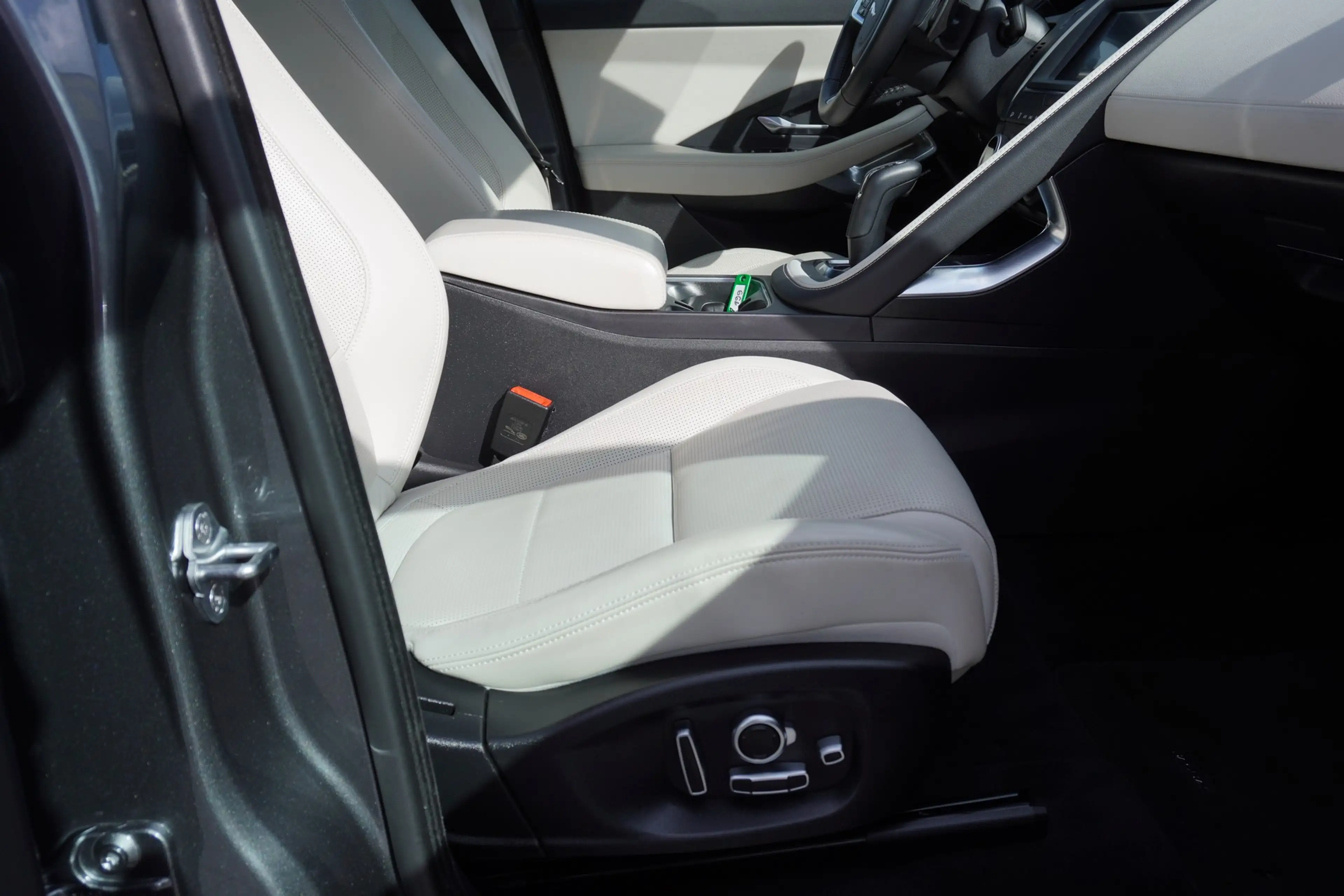 Jaguar E-Pace E-PACE P300 R-Dynamic AWD ACC Panorama 360° LED — photo 13