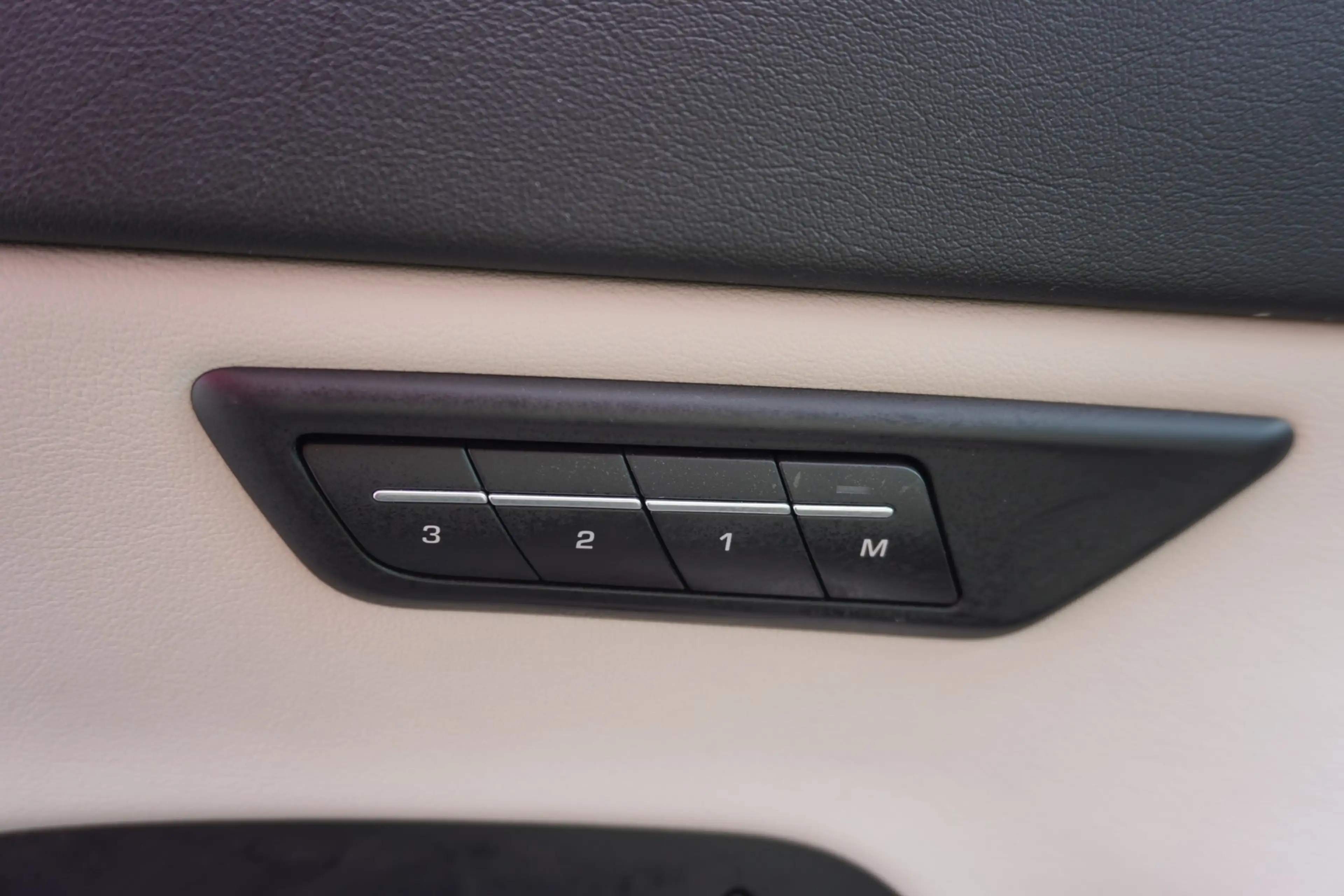 Jaguar E-Pace E-PACE P300 R-Dynamic AWD ACC Panorama 360° LED — photo 9