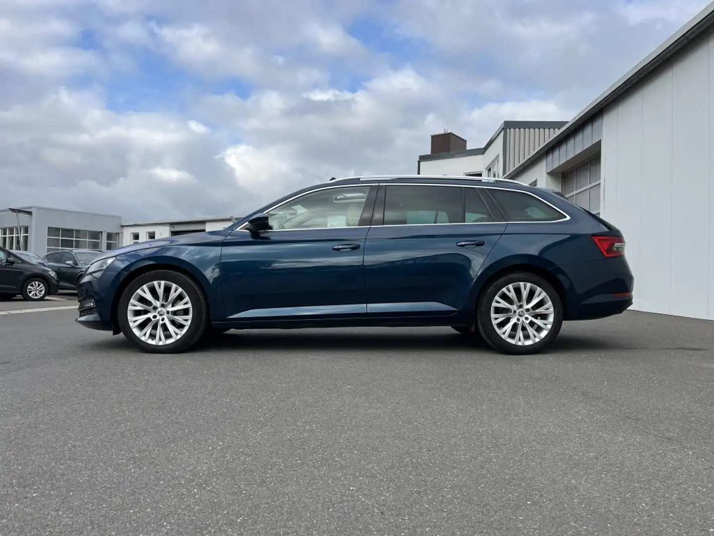 Skoda Superb Combi 2.0 TDI Style 150€ m. 20% Anzahlung AHK Pa Azul - 2
