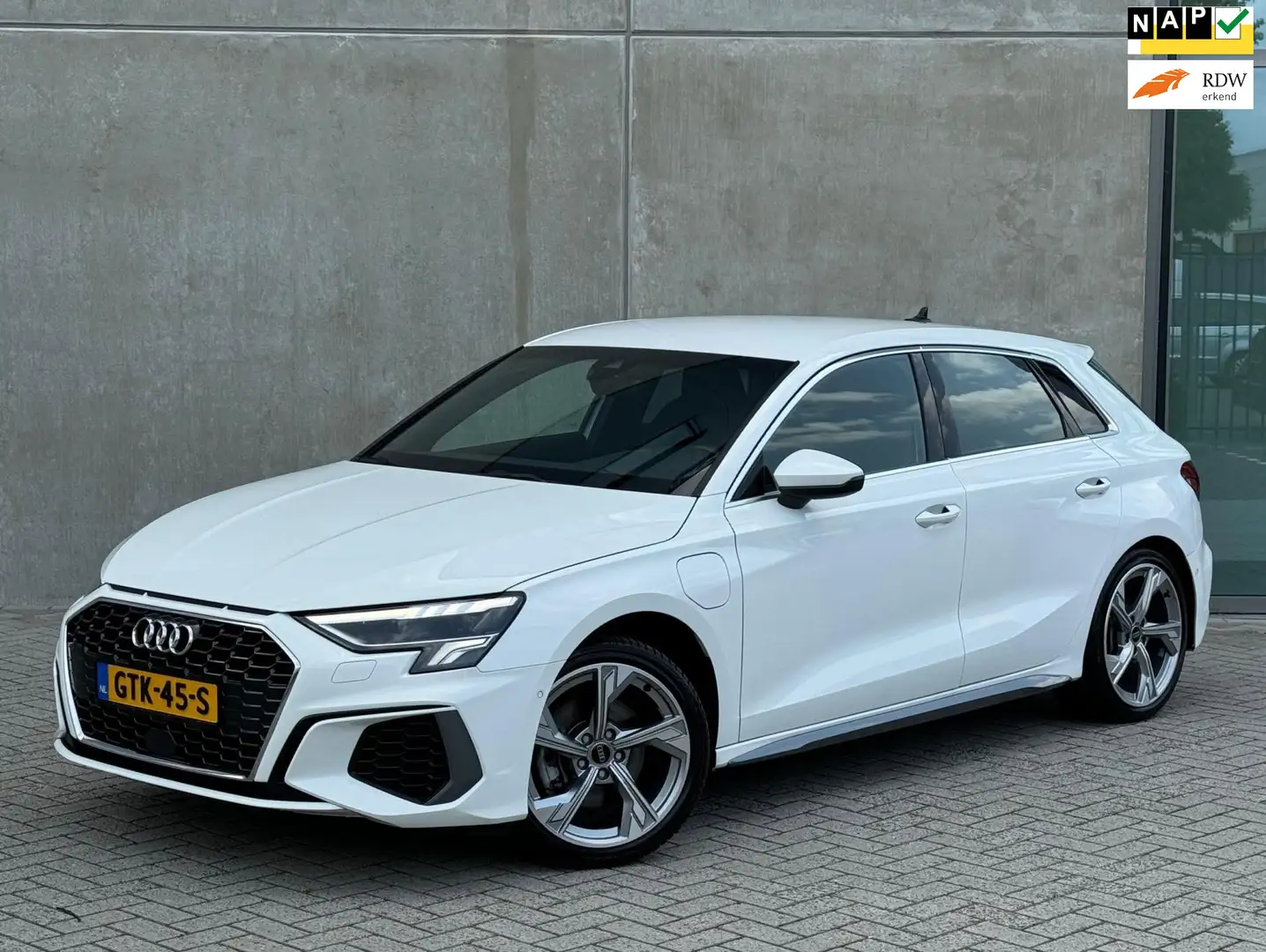 Audi A3 Sportback 40 TFSI e S-line 204pk 2021 Wit VOL OPTI Wit - 1