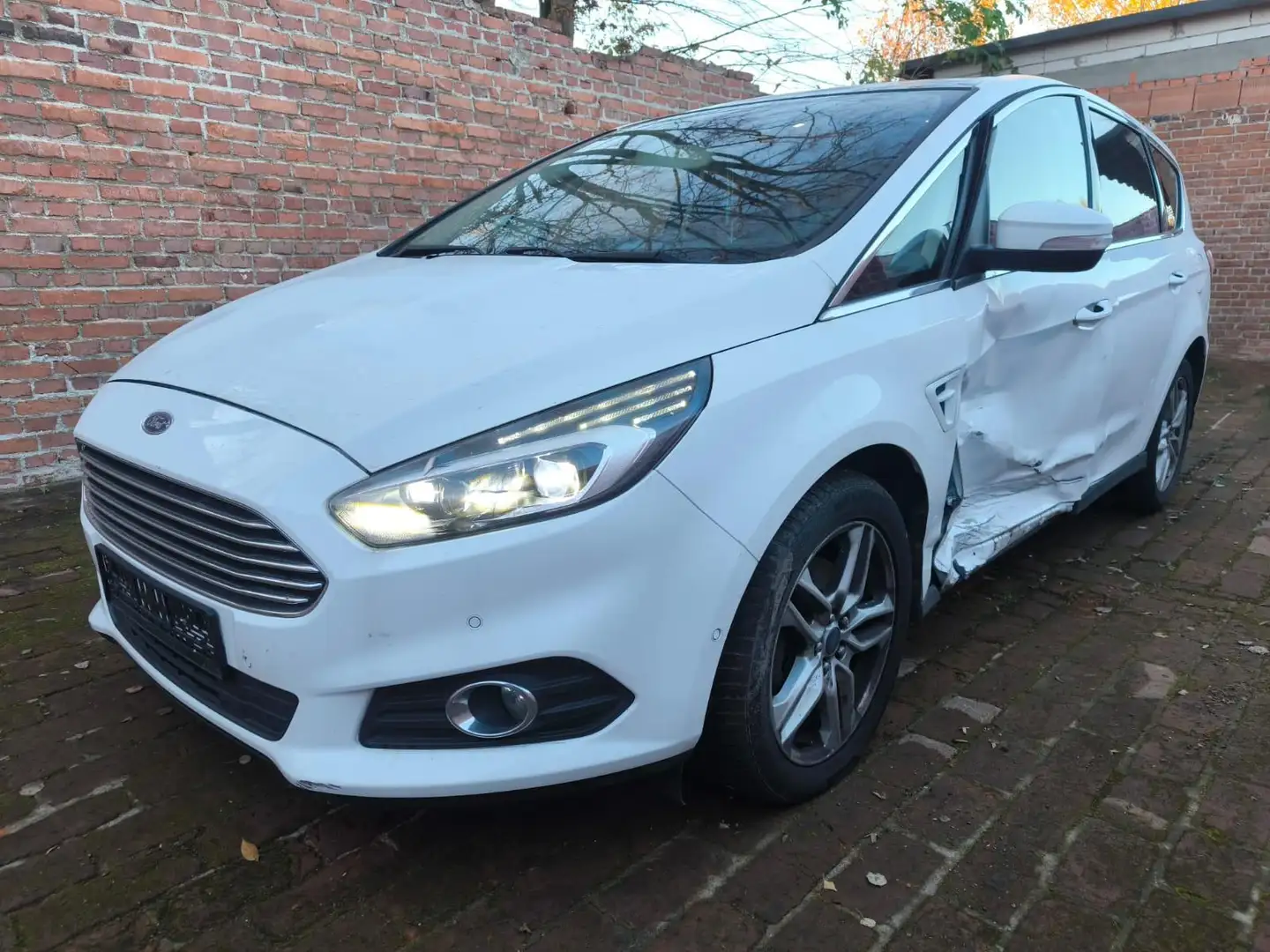 Ford S-Max Titanium 2.0 TDCi Automatik Airbags OK White - 1