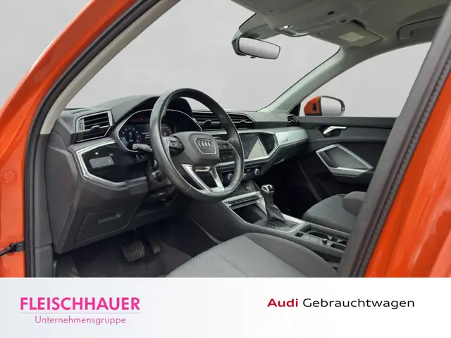Audi Q3 view 9