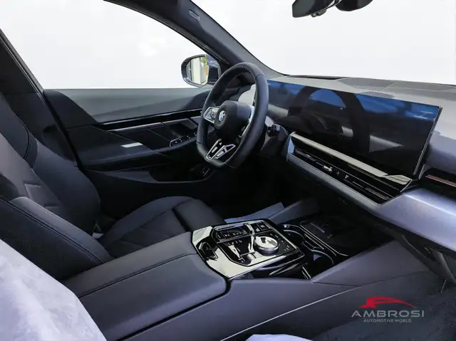 BMW 5 Series view 11