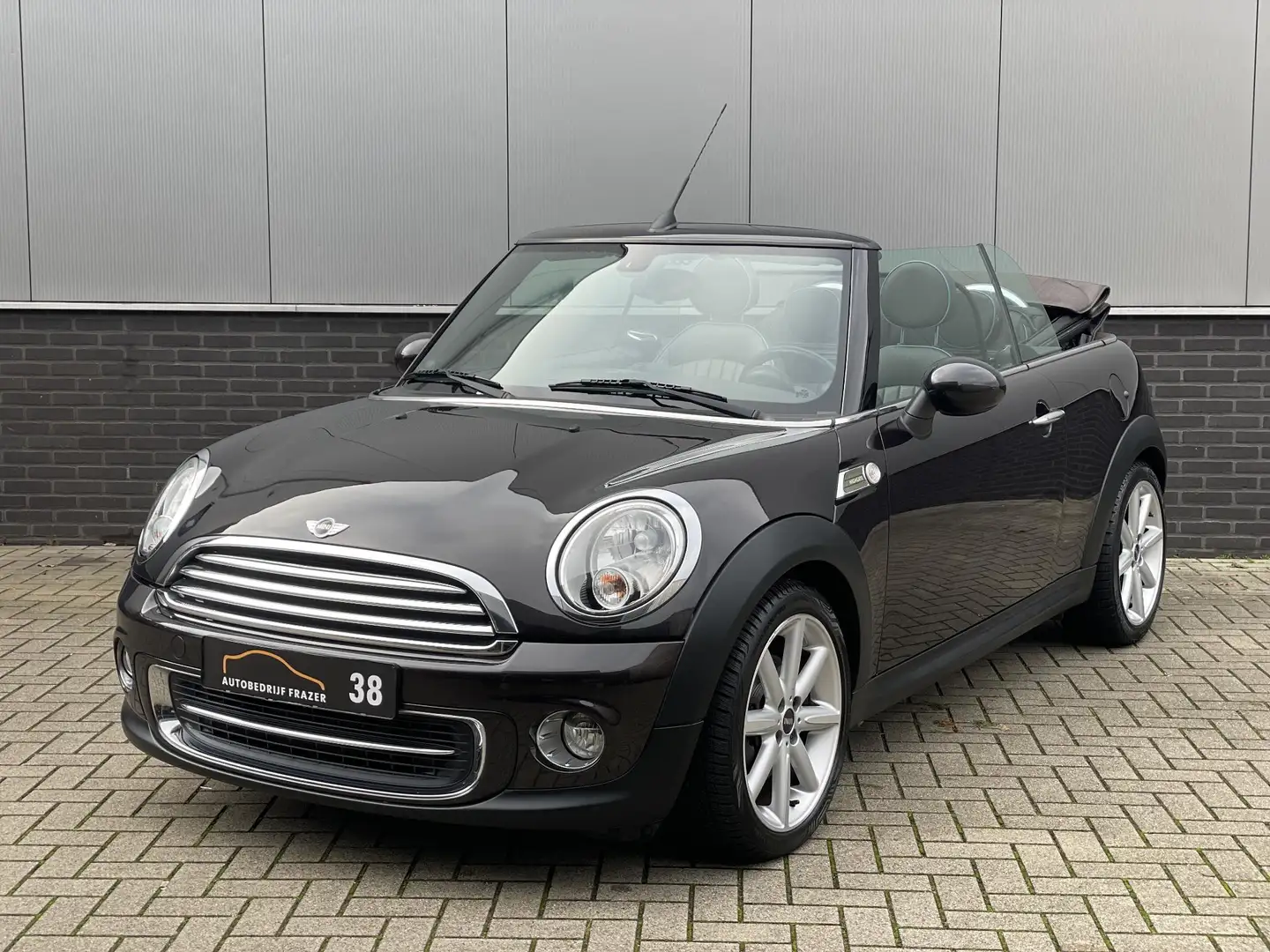 MINI Cooper Cabrio 1.6 HIGHGATE Bruin - 2