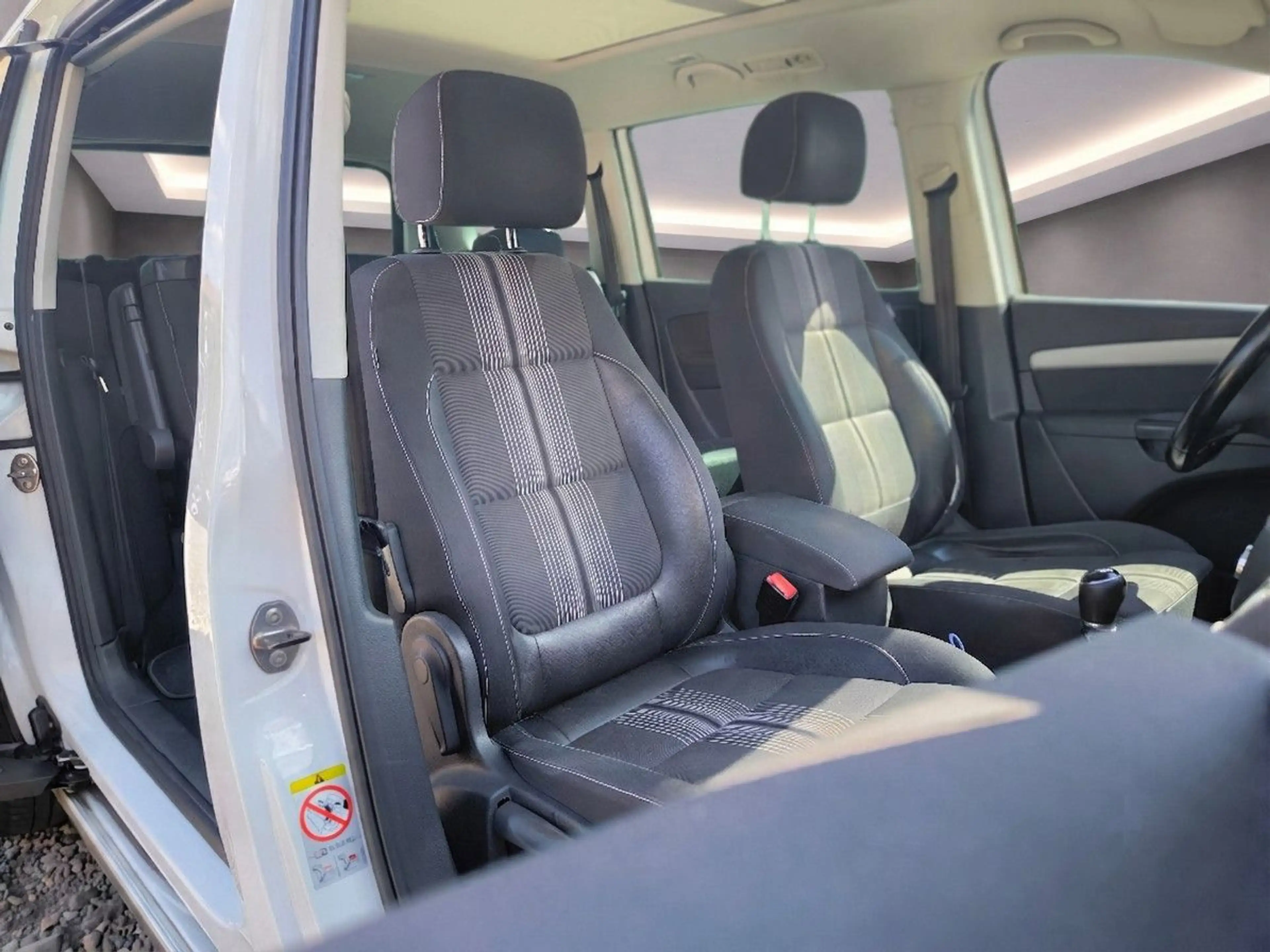 Volkswagen Sharan #Highline#Navi#XenonAllrad#6Sitze#Shz#AHK# — photo 11