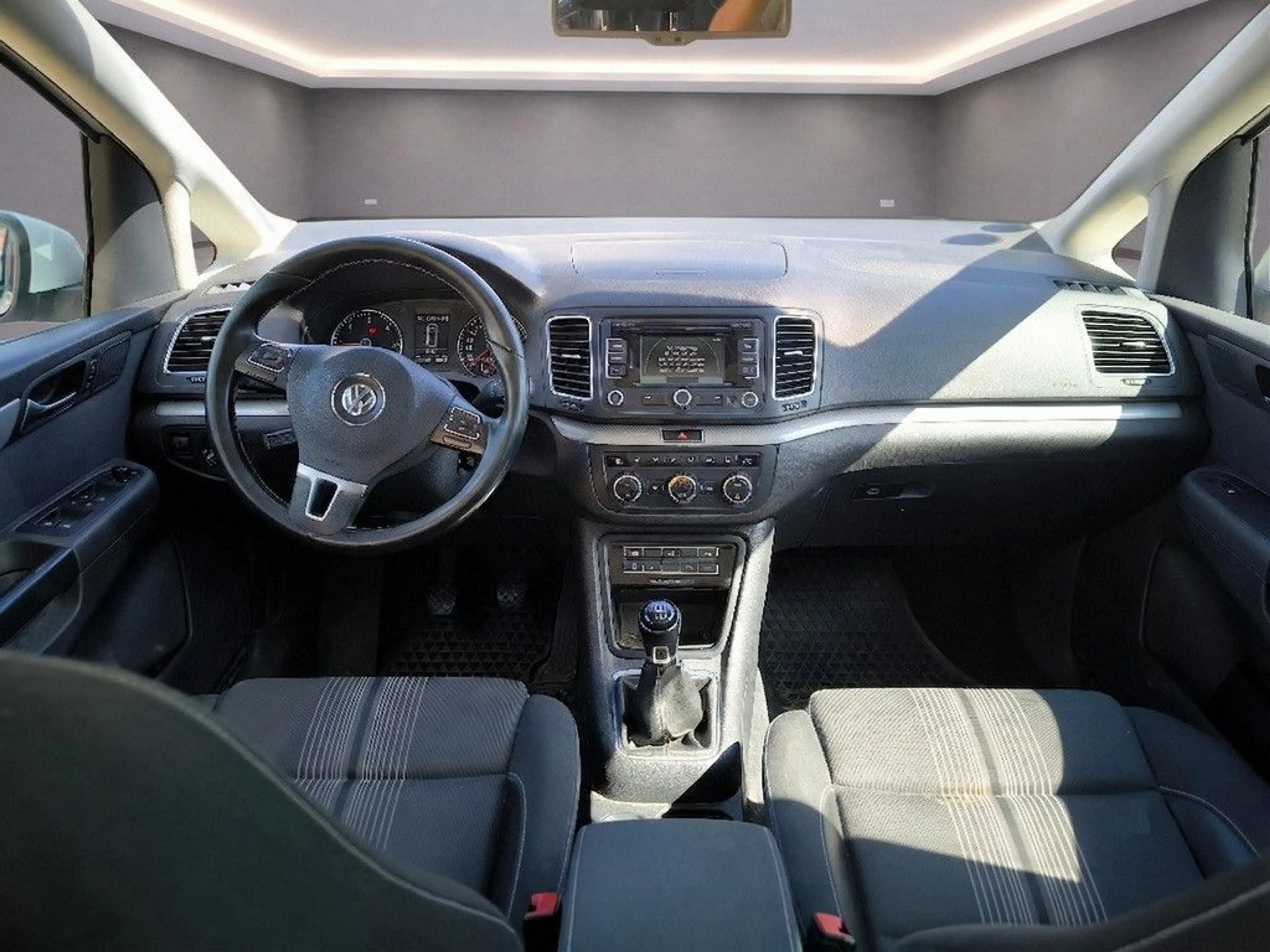 Volkswagen Sharan #Highline#Navi#XenonAllrad#6Sitze#Shz#AHK# — photo 5