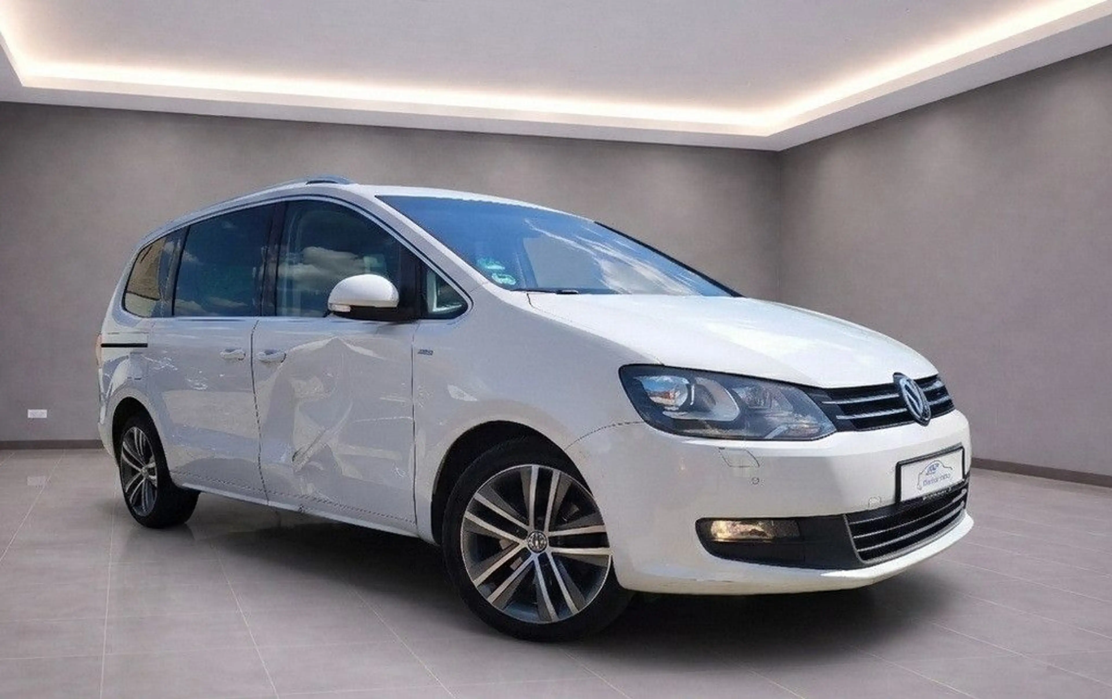 Volkswagen Sharan #Highline#Navi#XenonAllrad#6Sitze#Shz#AHK# — photo 2