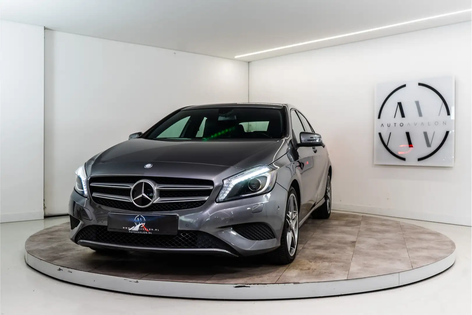 Mercedes-Benz A 180 Ambition 123PK | NL AUTO+NAP | Navi | LED | Garant Grijs - 1
