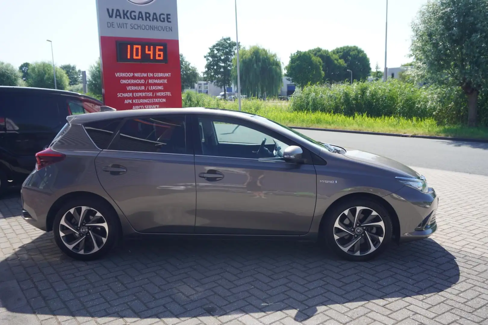 Toyota Auris 1.8 Hybrid Executive / Pano / Cruise / Achtercamer Gris - 2