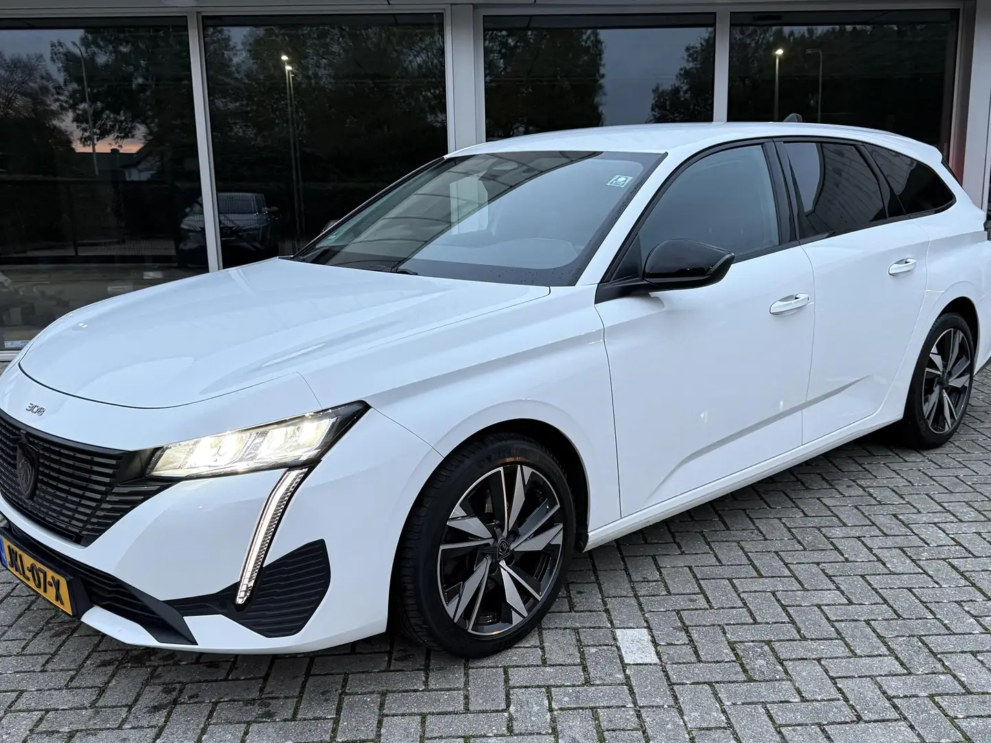Peugeot 308 SW - Allure uitvoering - Automaat - Trekhaak afn. Wit - 1