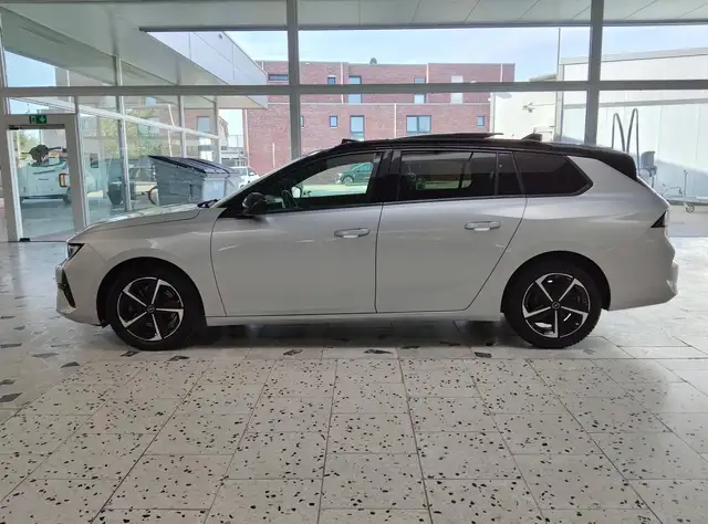 Opel Astra view 4