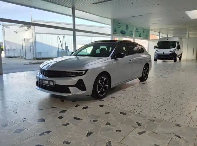 Opel Astra view 3