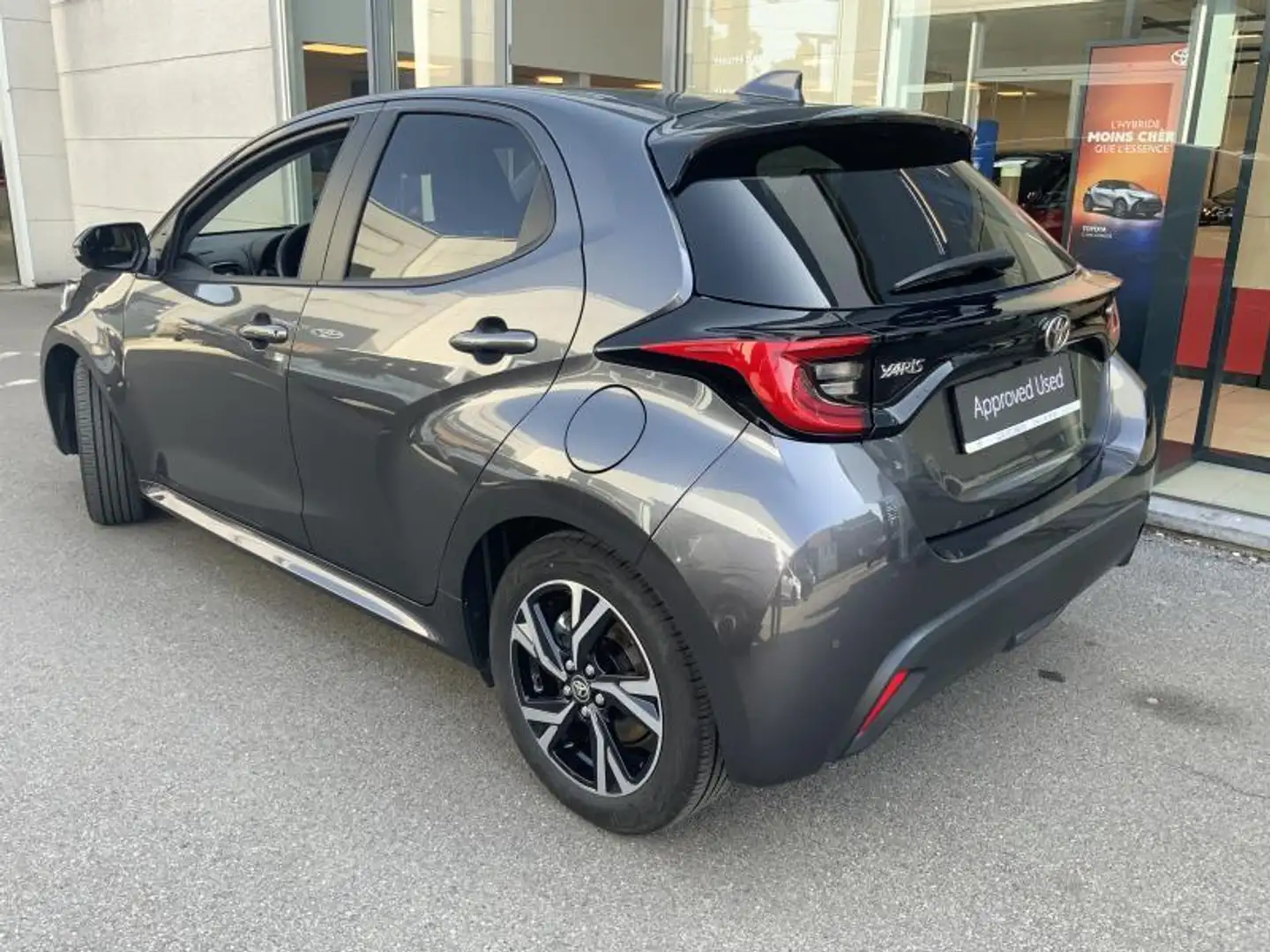 Toyota Yaris Iconic TECH PACK Zwart - 2