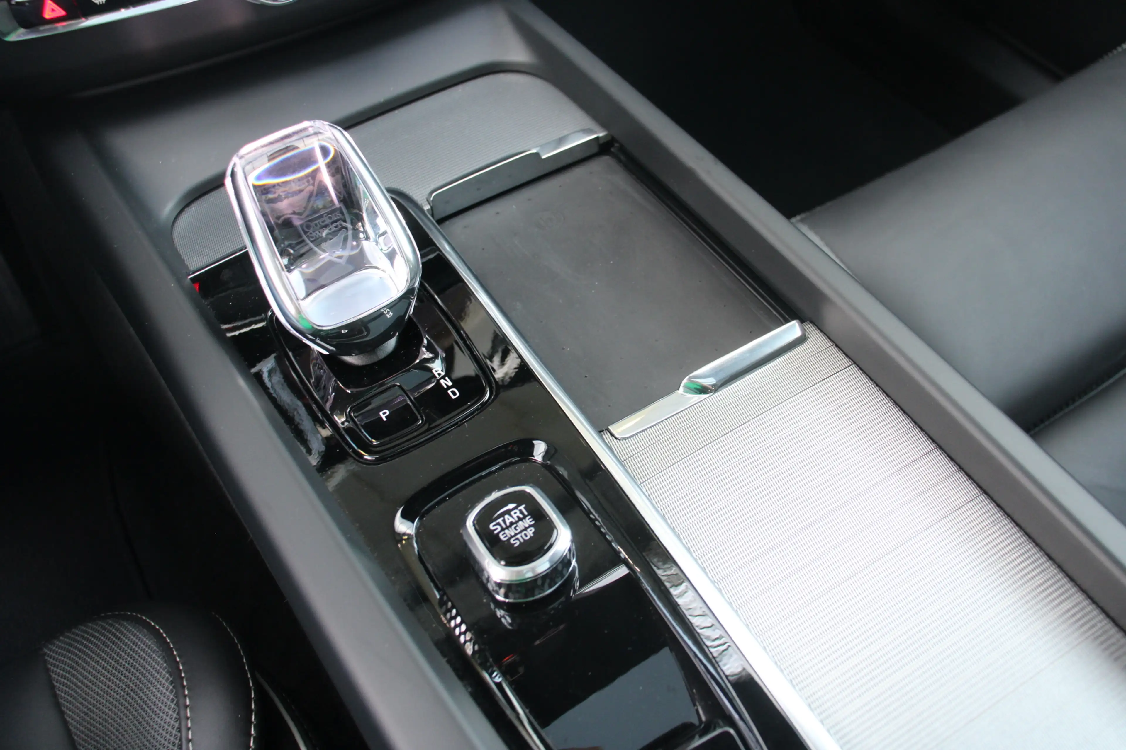 Volvo XC60 2.0 T6 Plug-in hybrid AWD Plus Dark Navi/Camera/Ke — photo 25