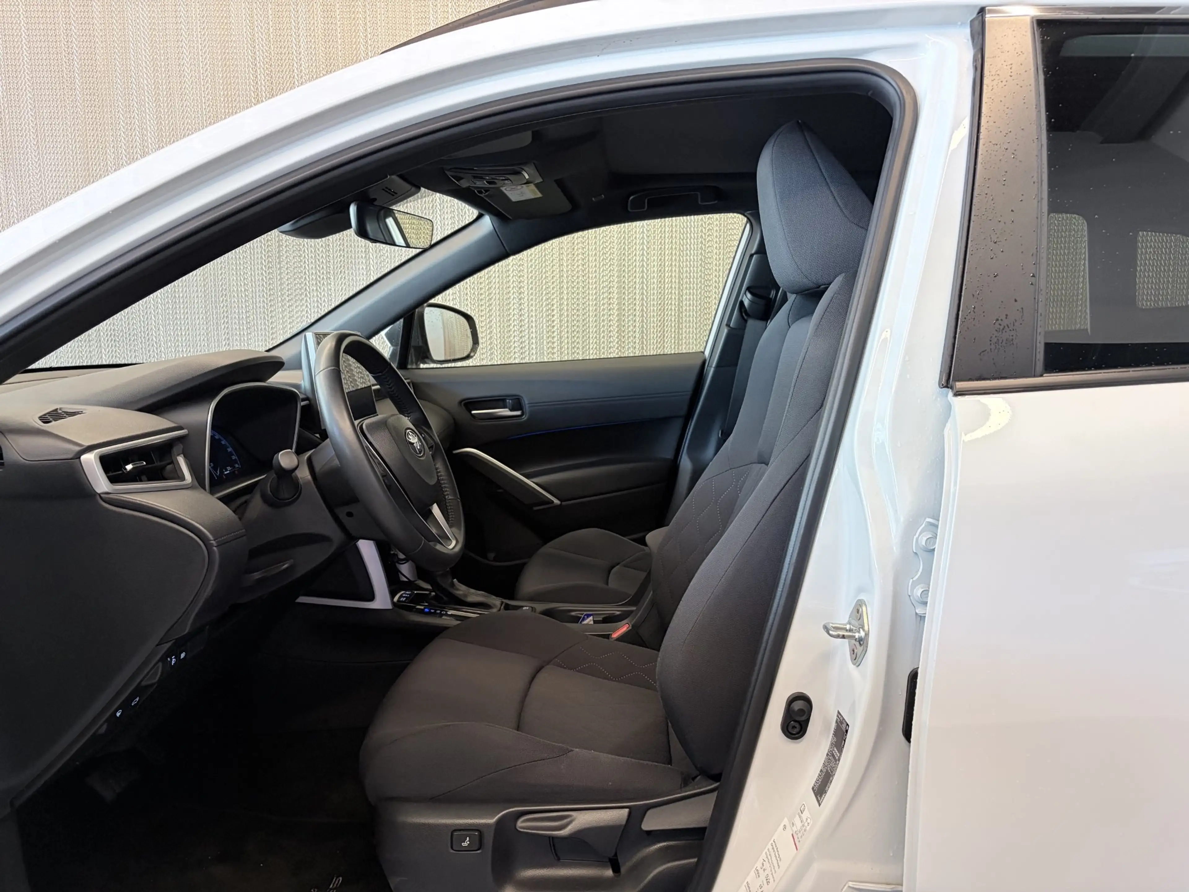 Toyota Corolla Cross 2,0 Hybrid Design AWD — photo 8