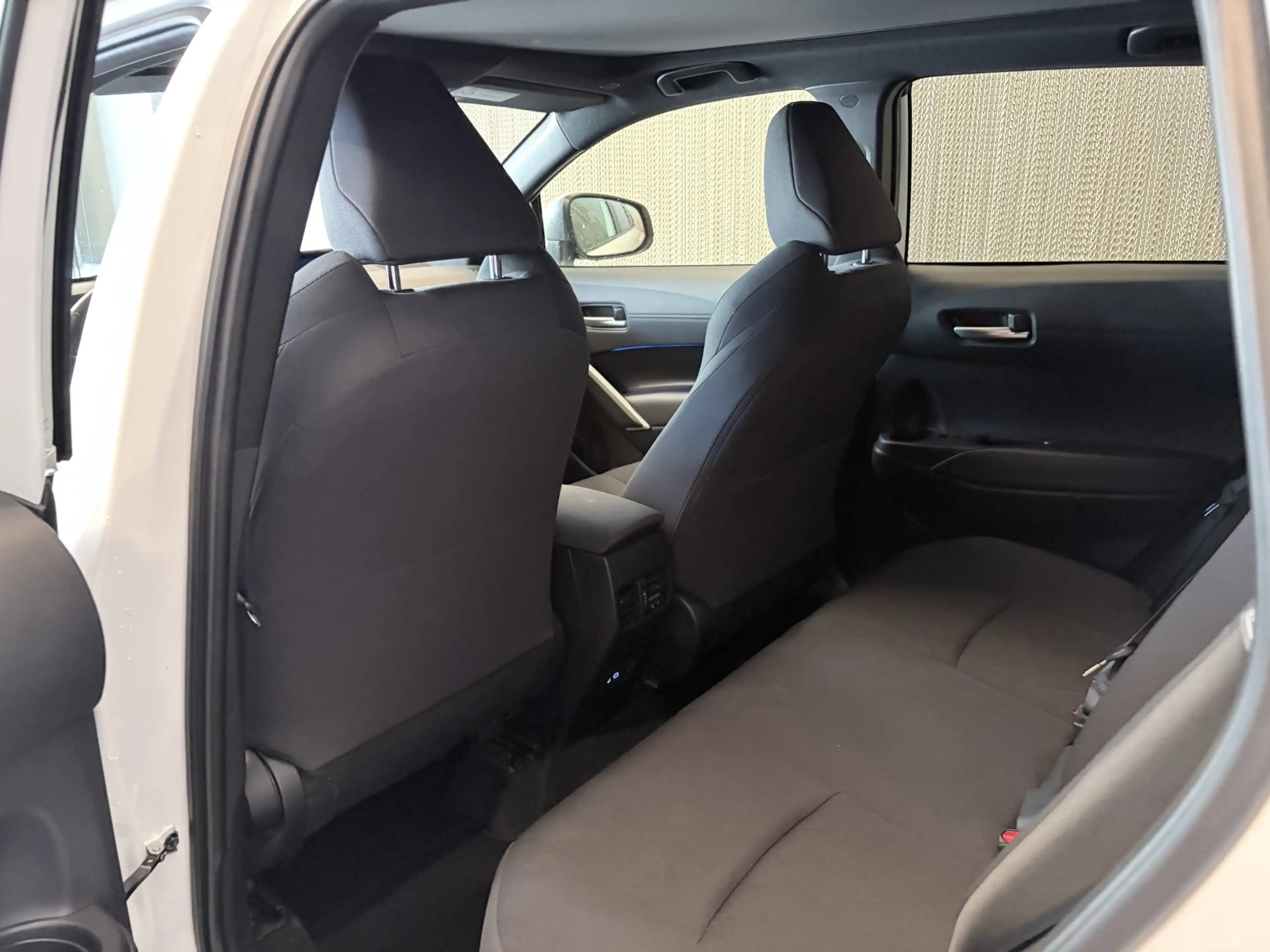 Toyota Corolla Cross 2,0 Hybrid Design AWD — photo 13