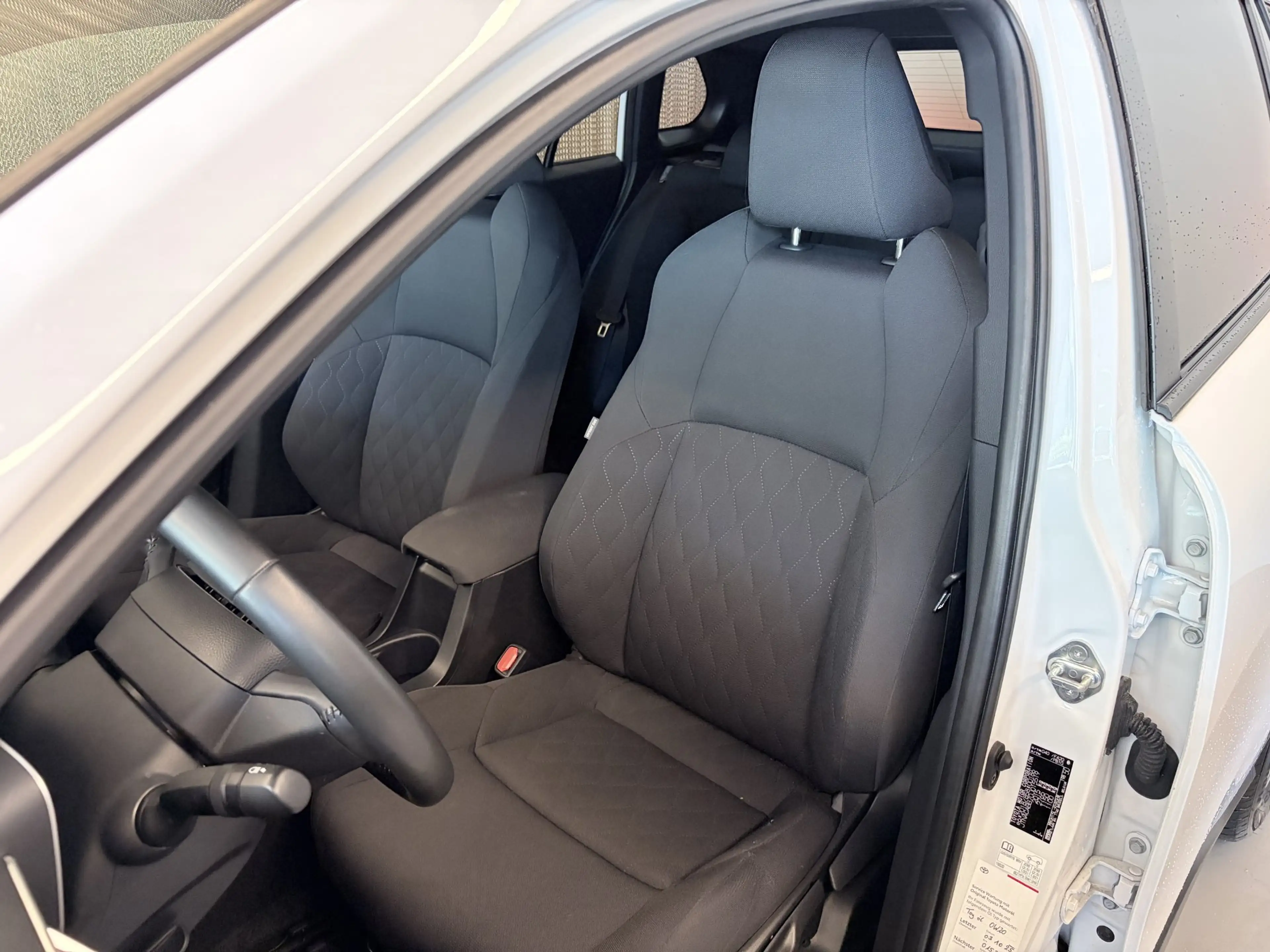 Toyota Corolla Cross 2,0 Hybrid Design AWD — photo 7
