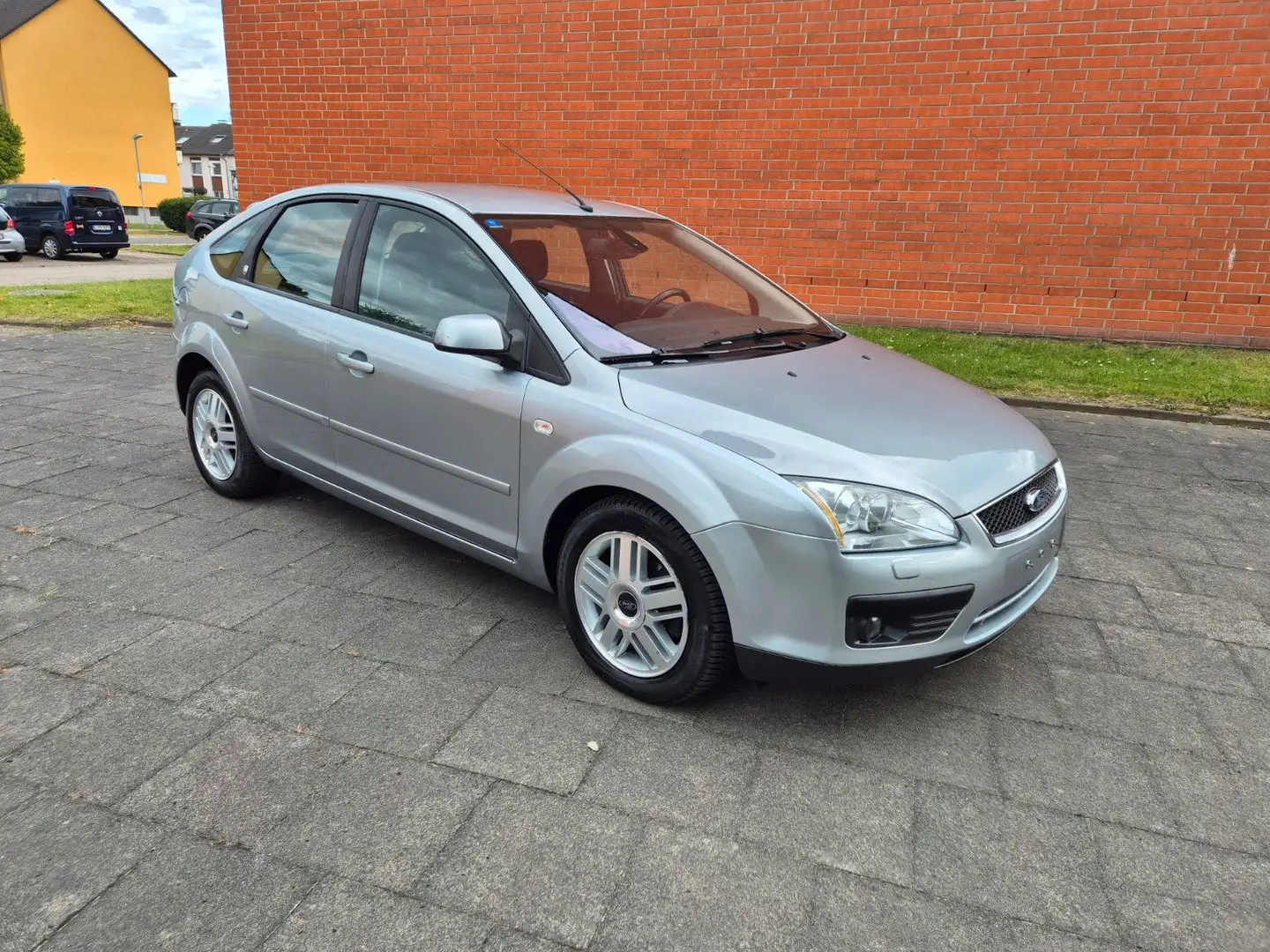 Ford Focus Lim. Ghia*TOP*TÜV 9/26*GEWAHR Silber - 2