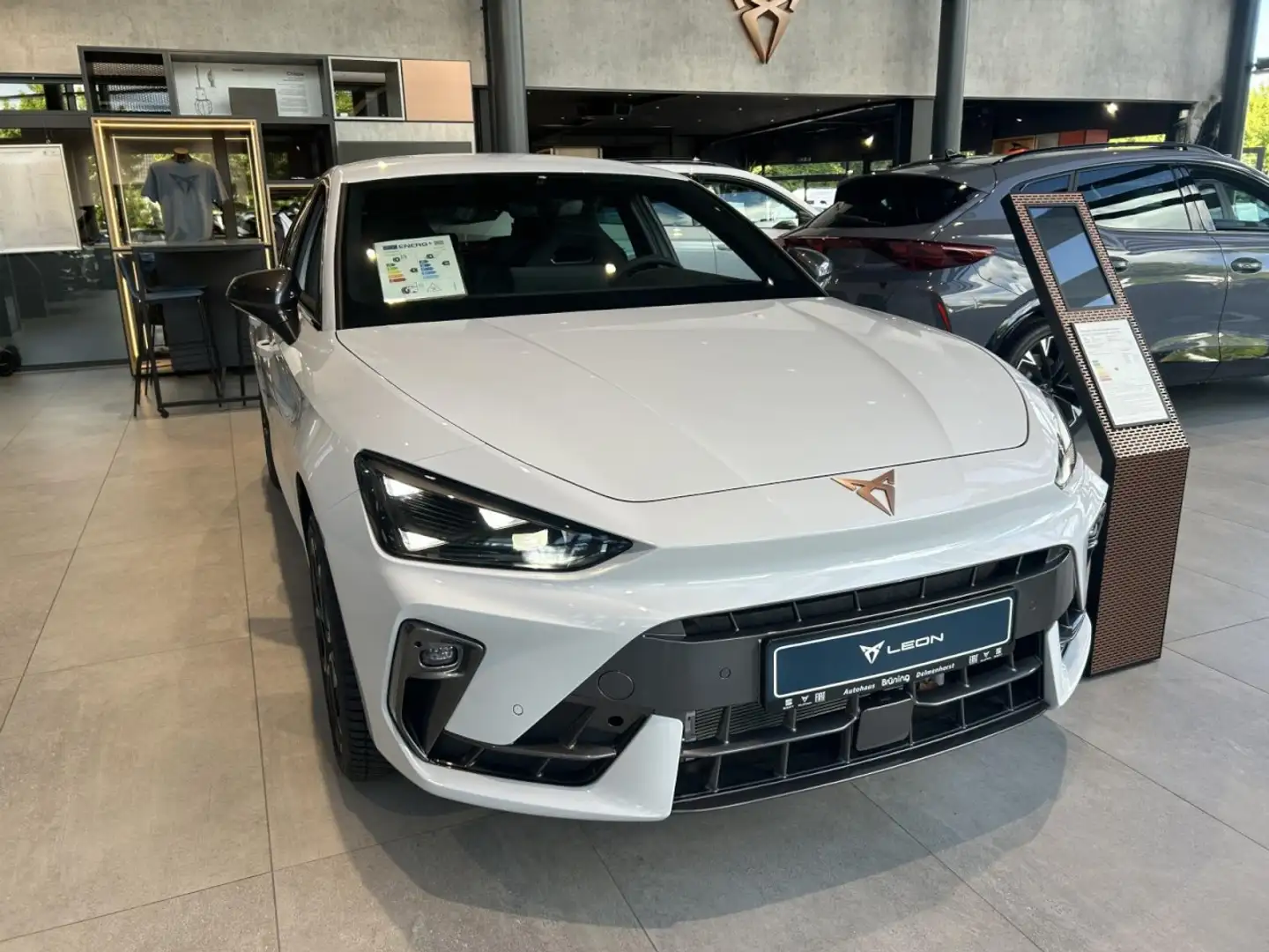 CUPRA Leon 1.5 eTSI /Ganzjahresreifen/ Einparkhilfe Klima Weiß - 2