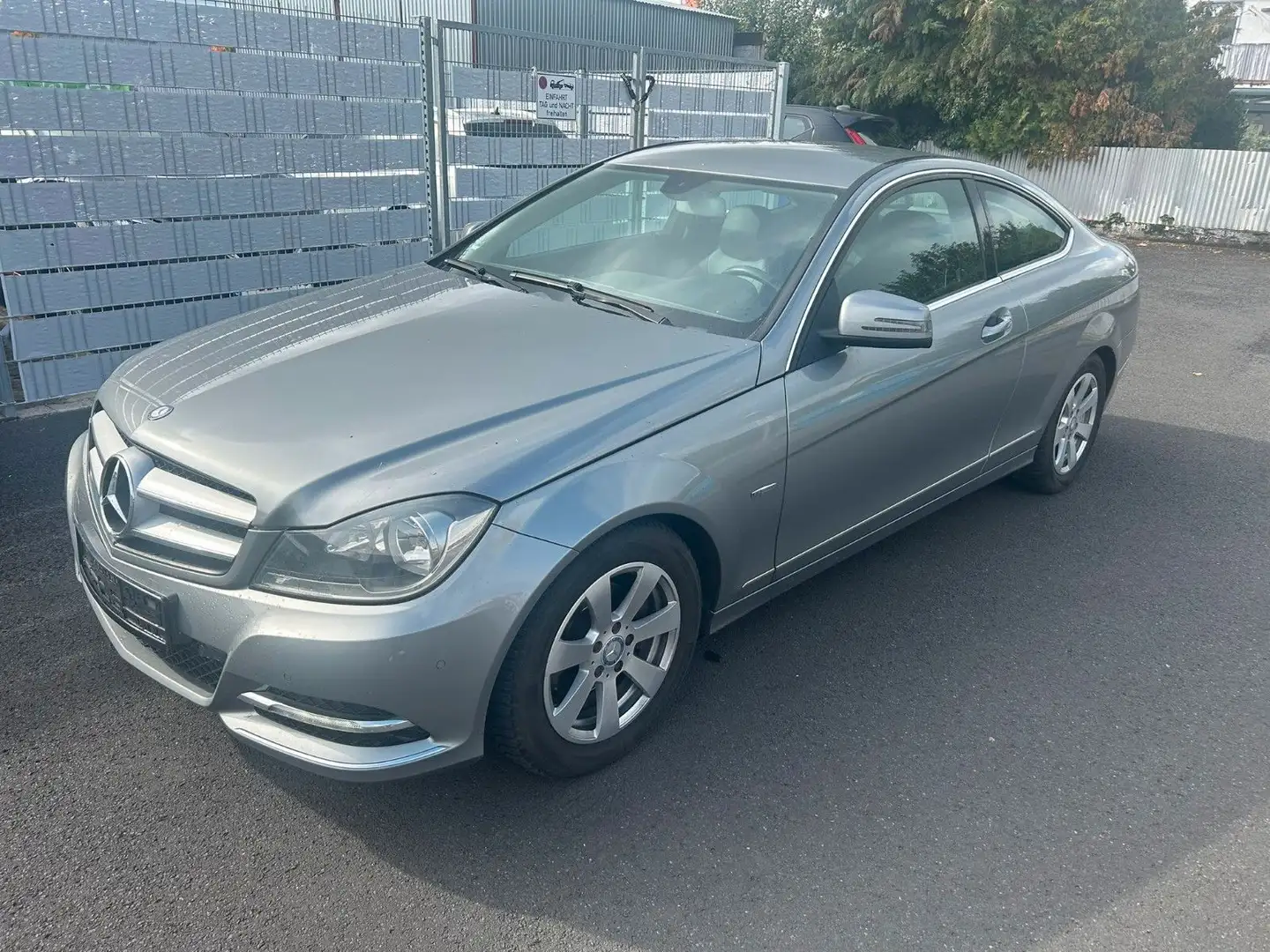 Mercedes-Benz C 180 - Coupe*SHZ*NAVI*AUTOMATIK* Stříbrná - 2