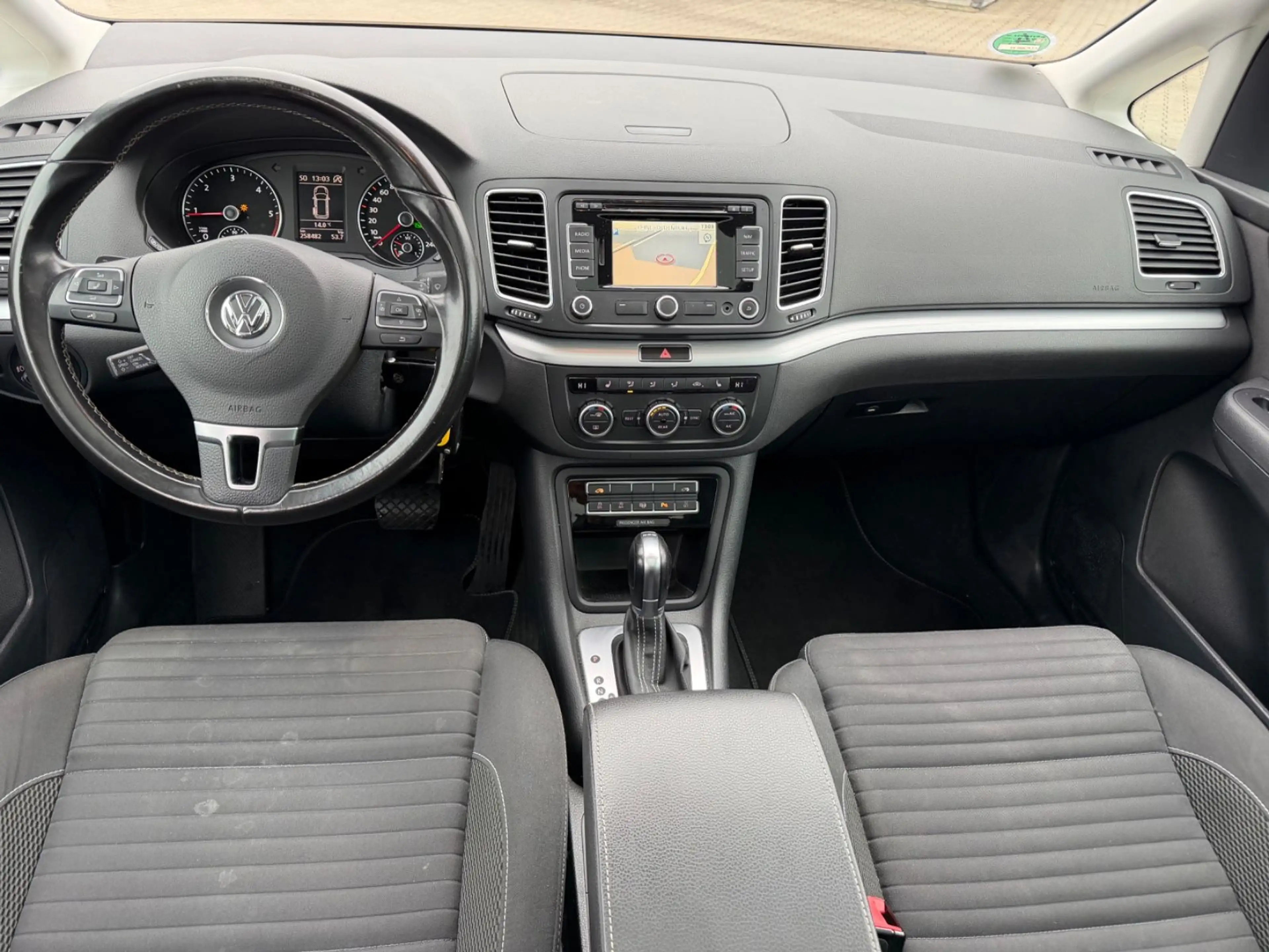Volkswagen Sharan Cup BMT/2,0/XENON/NAVI/AHK/TEMPOMAT — photo 14