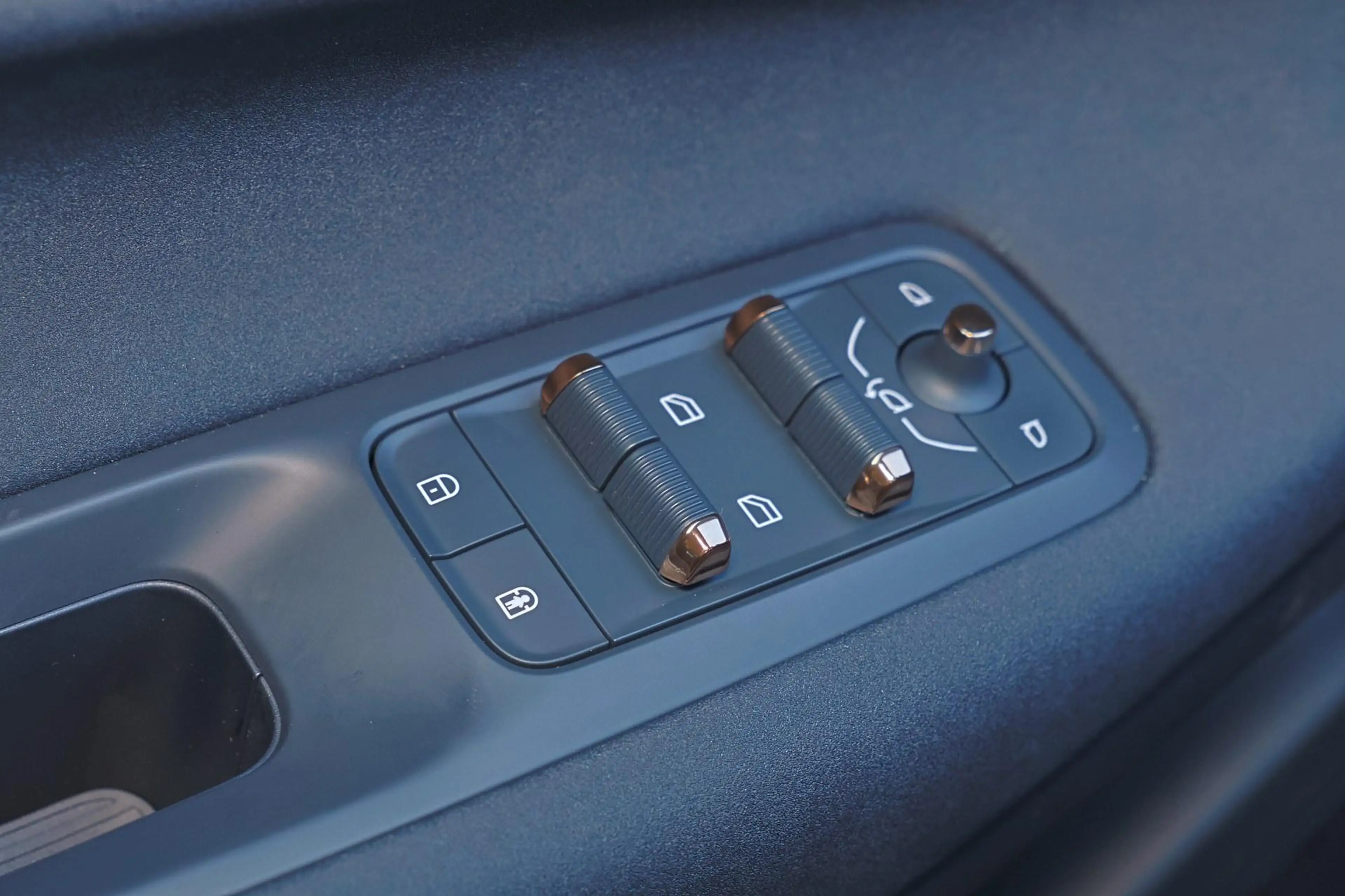 Lynk & Co 08 More - Panorama/schuifdak - Cruise Control Adaptie — photo 12